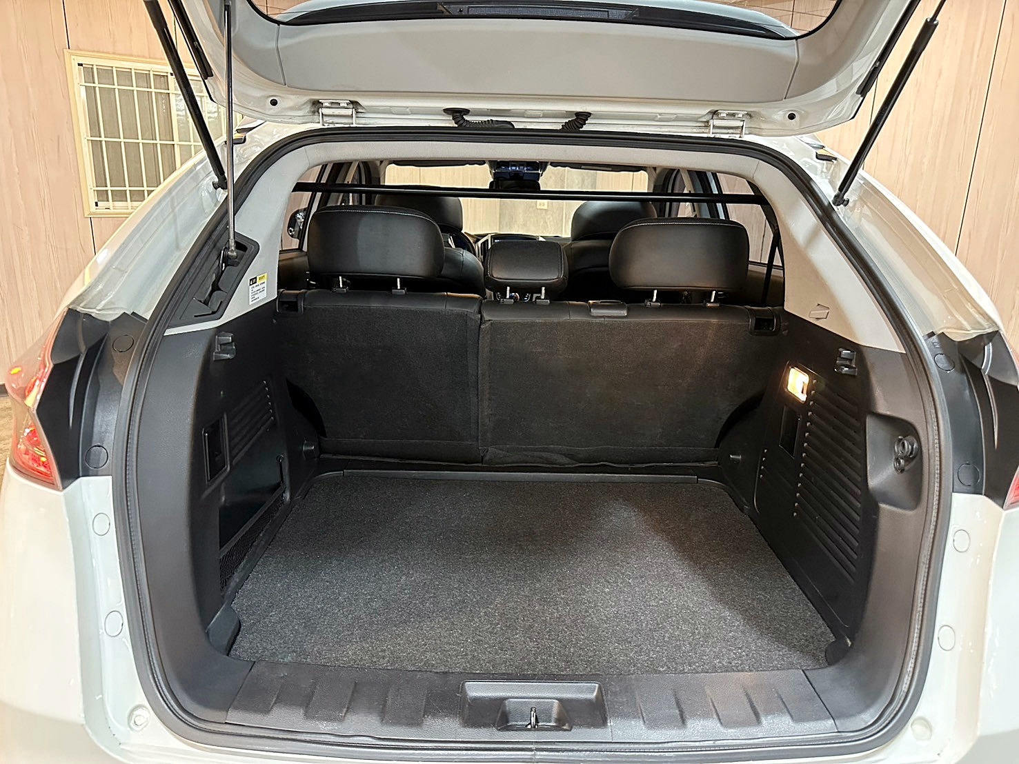 LINE:goodcar888 2014年 Luxgen U6 Turbo 2.0旗艦型 新車價96萬 跑少 僅跑十萬 #原廠保養  第19張相片