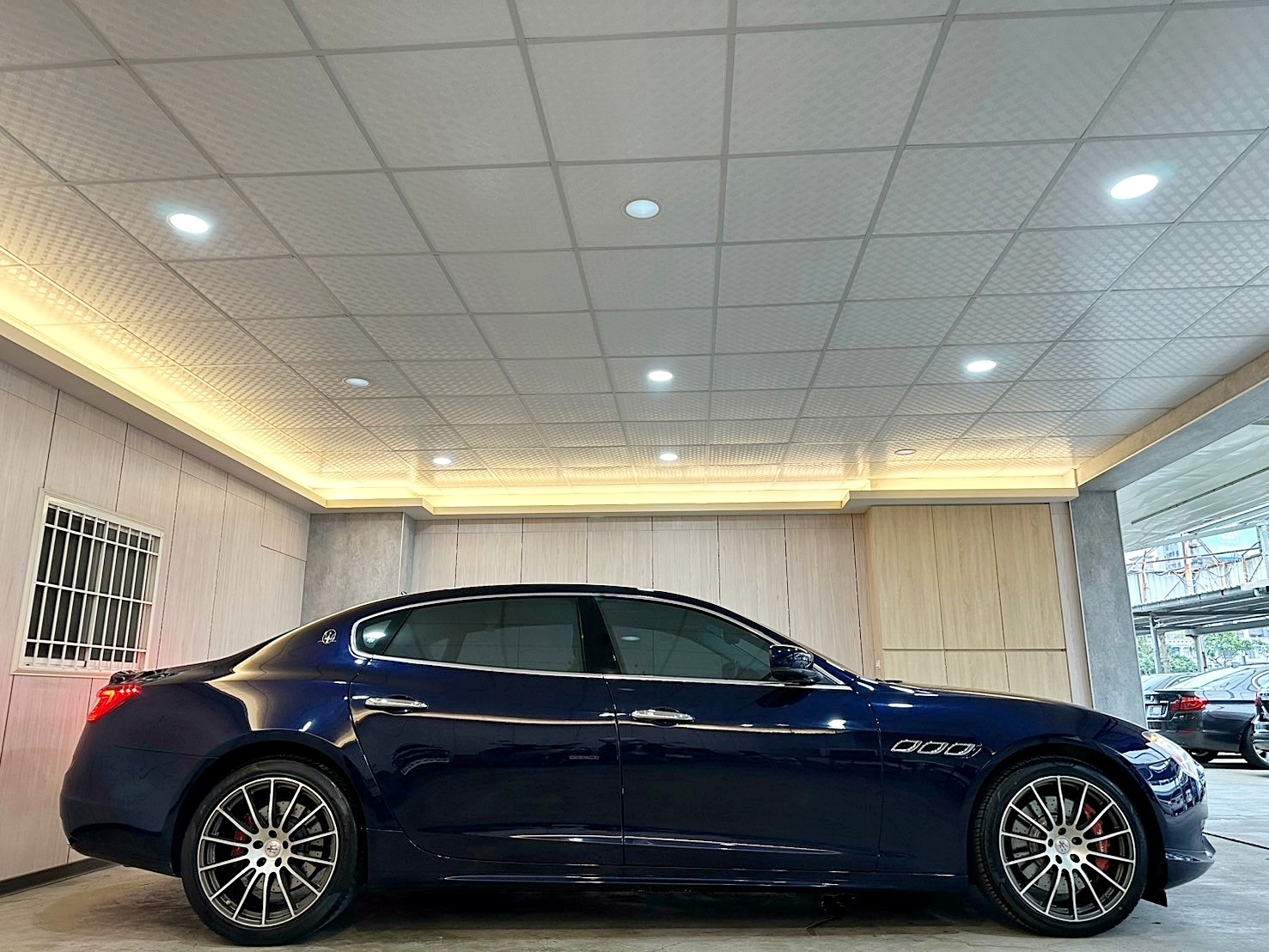 #新車價818萬店面開價99萬 #總代理原廠保養跑少 2015年 Maserati Quattroporte GTS 3.8 僅跑12萬 8速手自排 渦輪增壓 最大馬力530hp 3.8升雙渦輪增壓V8引擎 0~100km/h加速僅需4.7  第2張相片