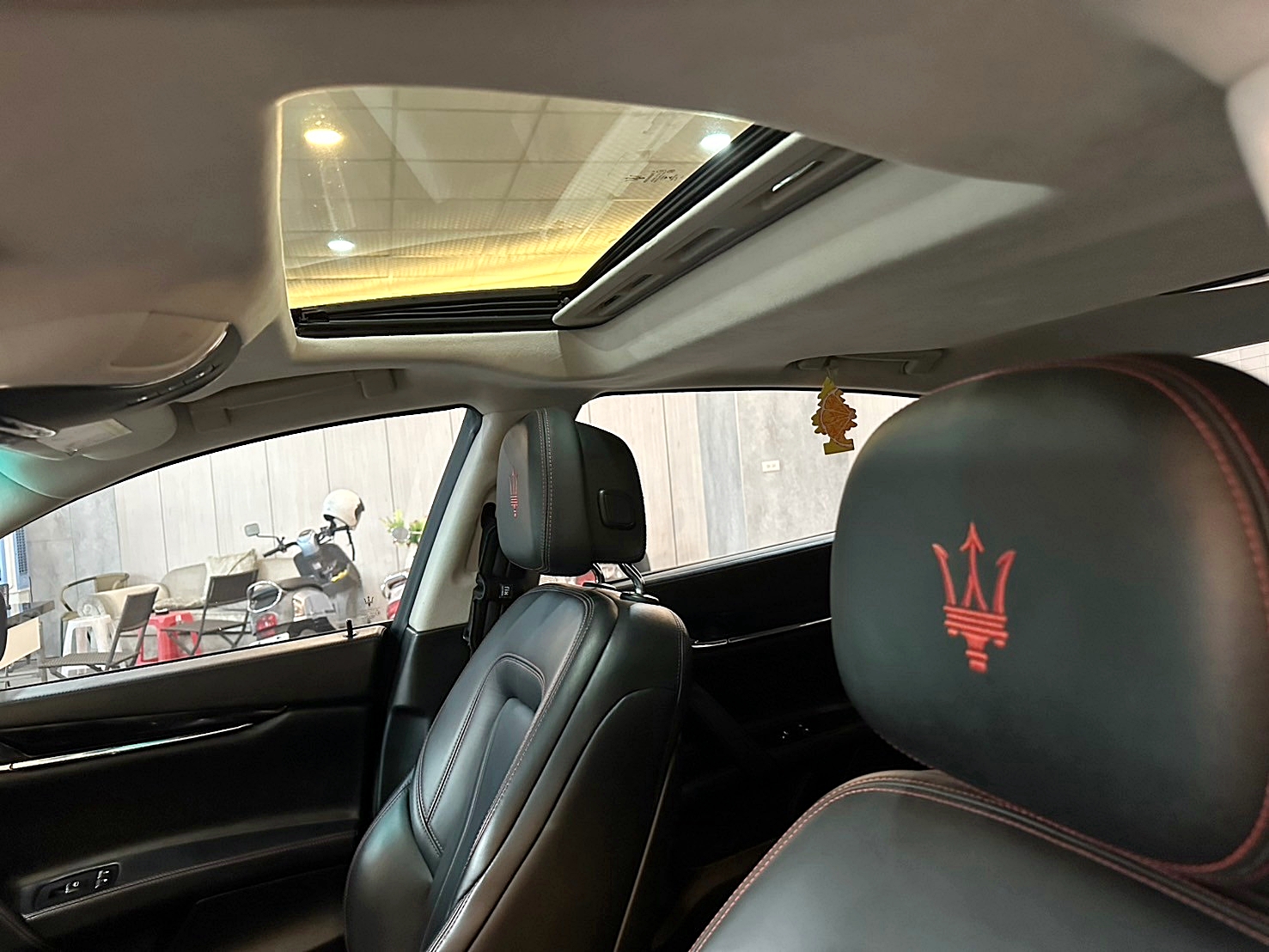 #新車價818萬店面開價99萬 #總代理原廠保養跑少 2015年 Maserati Quattroporte GTS 3.8 僅跑12萬 8速手自排 渦輪增壓 最大馬力530hp 3.8升雙渦輪增壓V8引擎 0~100km/h加速僅需4.7  第6張相片