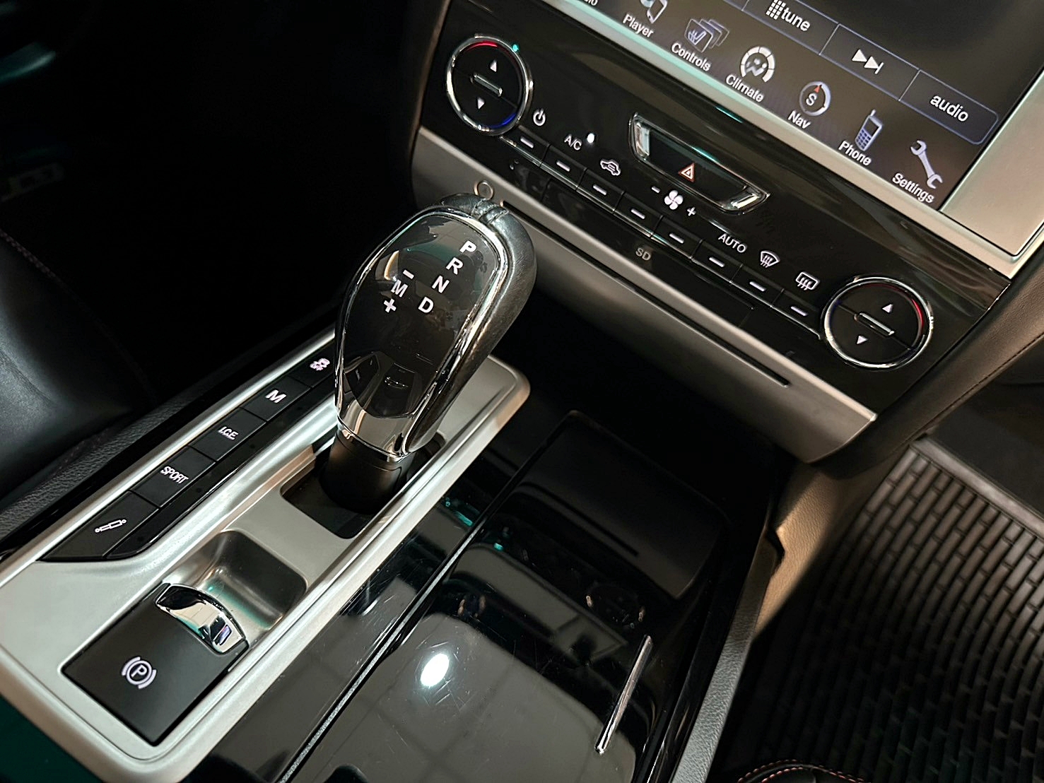 #新車價818萬店面開價99萬 #總代理原廠保養跑少 2015年 Maserati Quattroporte GTS 3.8 僅跑12萬 8速手自排 渦輪增壓 最大馬力530hp 3.8升雙渦輪增壓V8引擎 0~100km/h加速僅需4.7  第12張相片