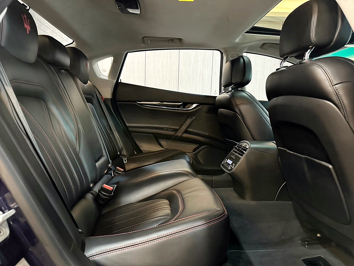 #新車價818萬店面開價99萬 #總代理原廠保養跑少 2015年 Maserati Quattroporte GTS 3.8 僅跑12萬 8速手自排 渦輪增壓 最大馬力530hp 3.8升雙渦輪增壓V8引擎 0~100km/h加速僅需4.7  第13張相片