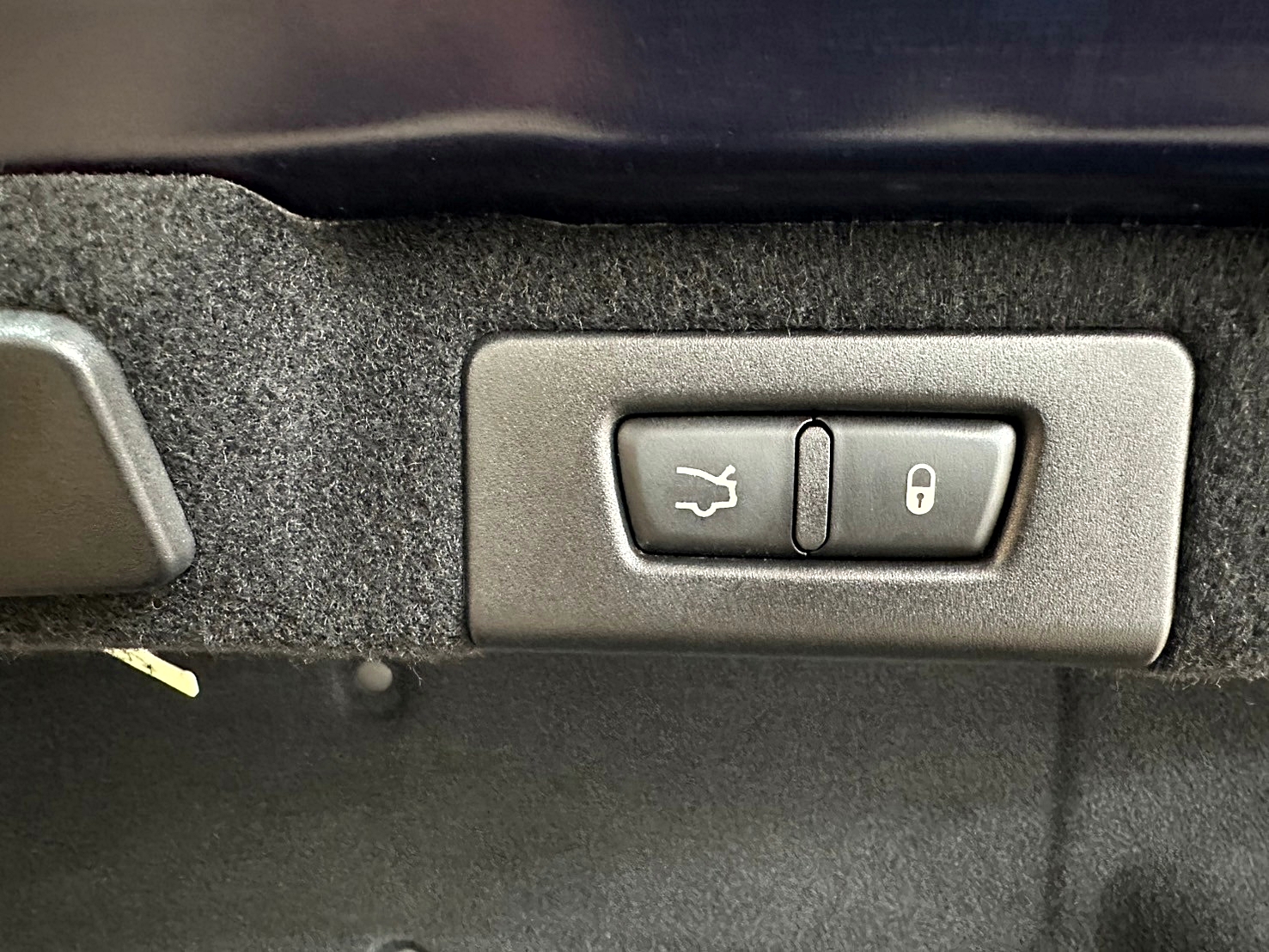 #新車價818萬店面開價99萬 #總代理原廠保養跑少 2015年 Maserati Quattroporte GTS 3.8 僅跑12萬 8速手自排 渦輪增壓 最大馬力530hp 3.8升雙渦輪增壓V8引擎 0~100km/h加速僅需4.7  第20張相片