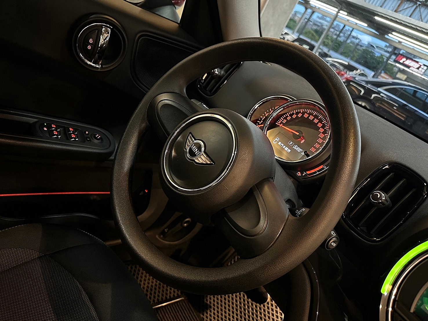 LINE:goodcar888 2018年 Mini Cooper Countryman 1.5 6速手自排 渦輪增壓 升級18吋鋁圈(Michelin輪胎)  第7張相片