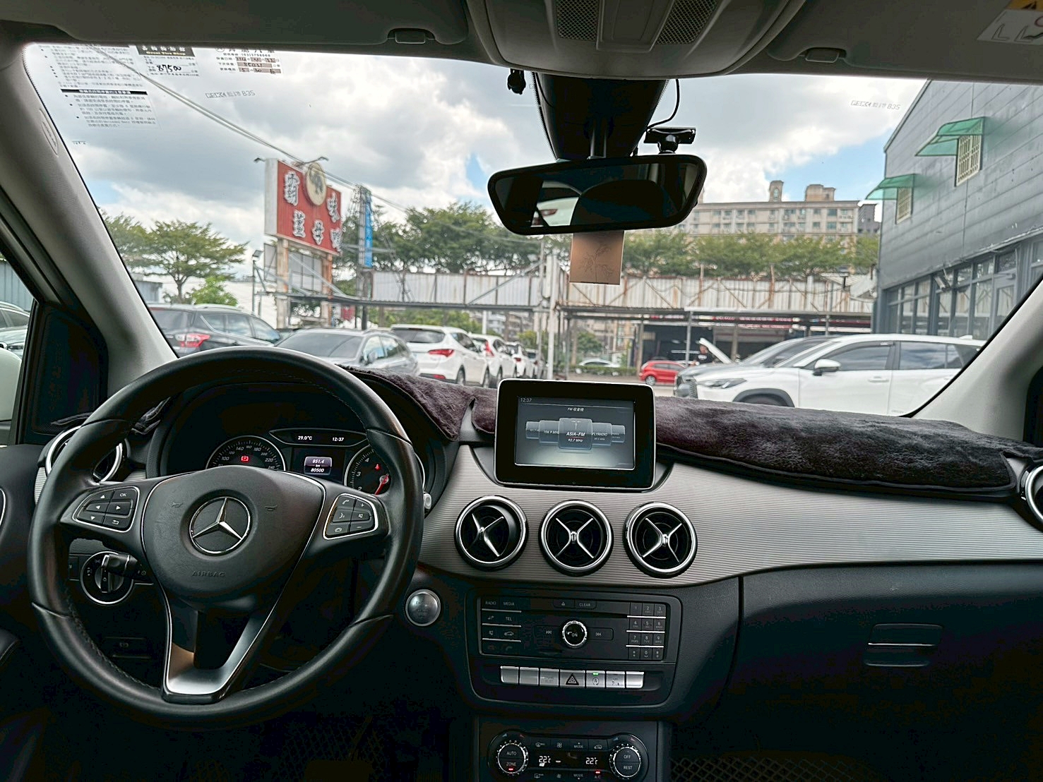 實車比照片更美 車況包滿意 可全貸 2016年 BENZ B180 1.6 新車價156萬 僅跑八萬  第5張相片