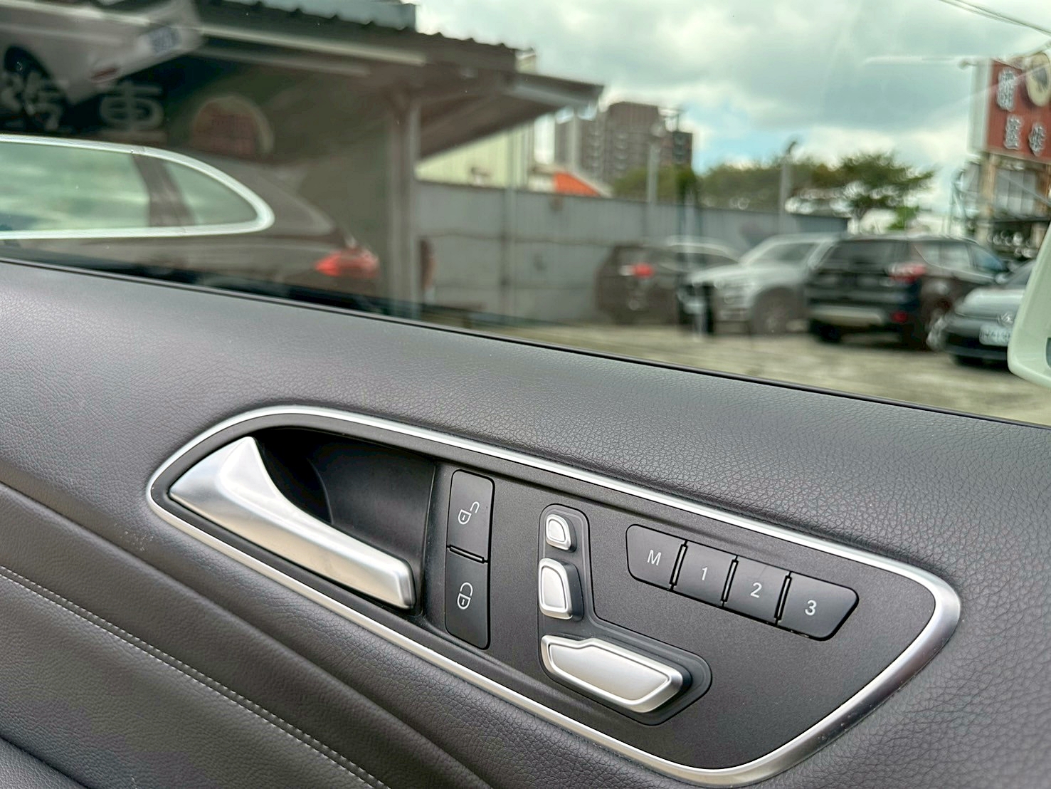 實車比照片更美 車況包滿意 可全貸 2016年 BENZ B180 1.6 新車價156萬 僅跑八萬  第9張相片