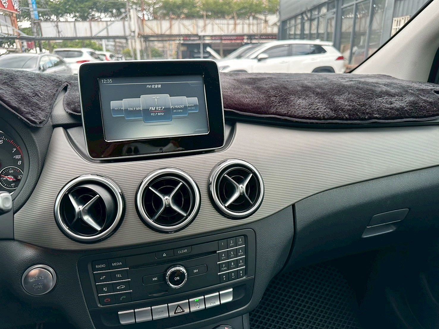 實車比照片更美 車況包滿意 可全貸 2016年 BENZ B180 1.6 新車價156萬 僅跑八萬  第10張相片