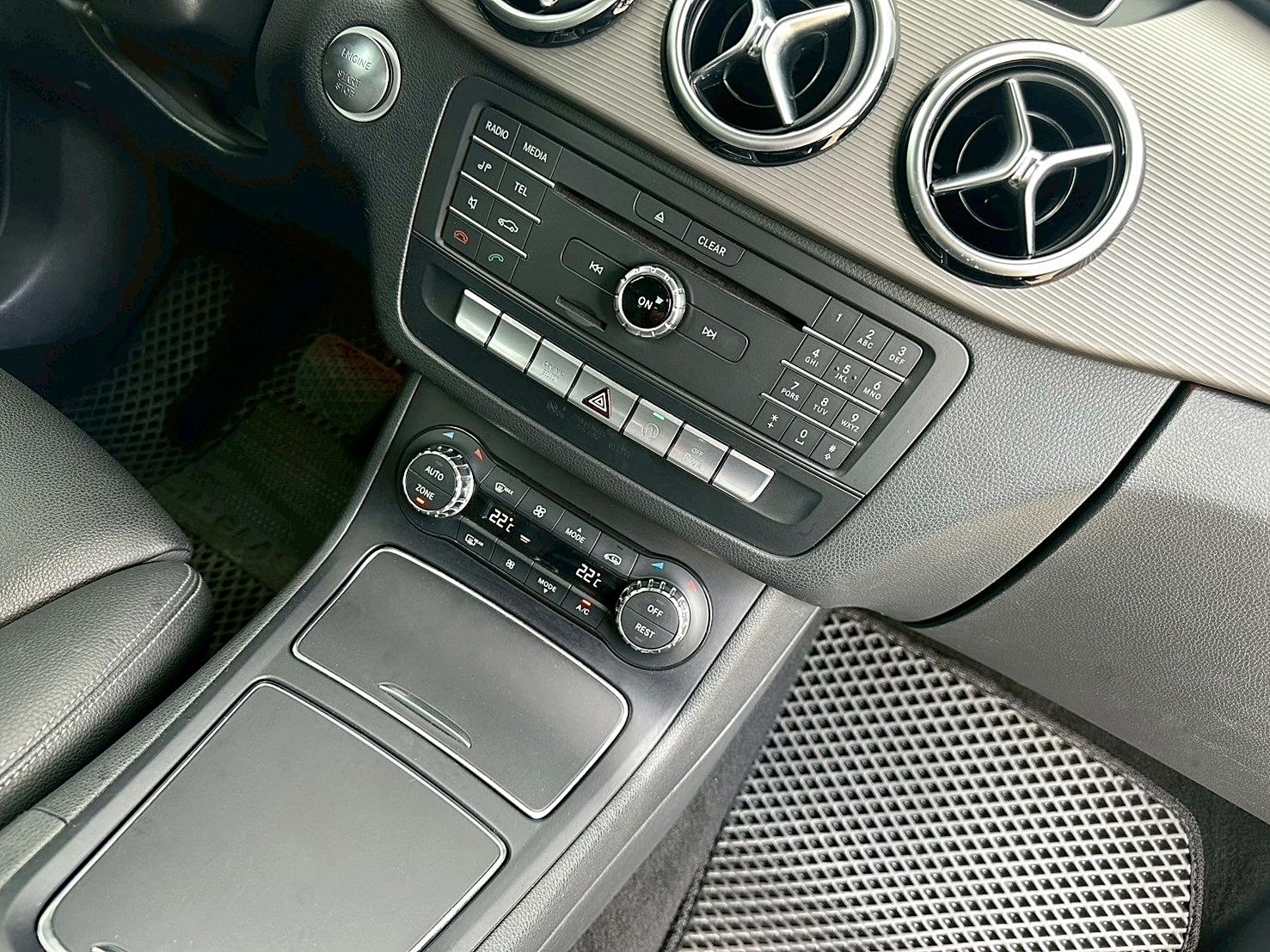 實車比照片更美 車況包滿意 可全貸 2016年 BENZ B180 1.6 新車價156萬 僅跑八萬  第12張相片