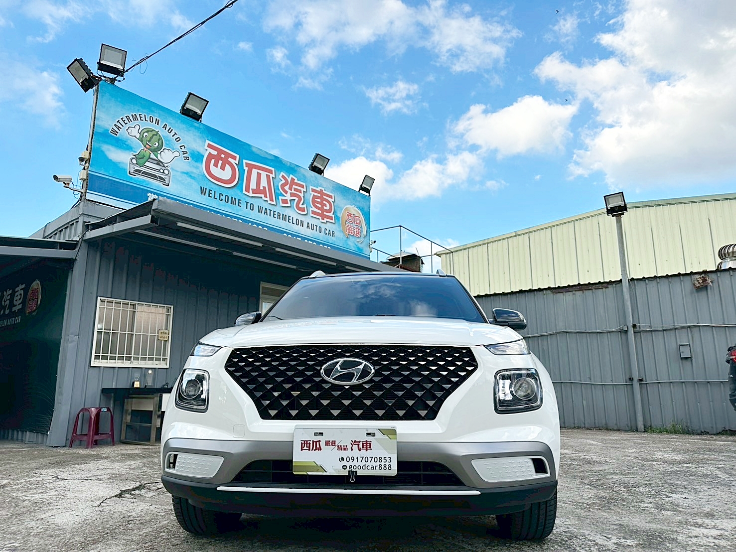 2023年 Hyundai Venue 1.6懷特黑B&W CVT 8速手自排 自然進氣 最頂級 跑四萬  第2張相片