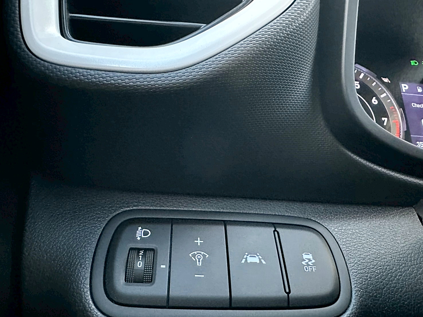 2023年 Hyundai Venue 1.6懷特黑B&W CVT 8速手自排 自然進氣 最頂級 跑四萬  第9張相片