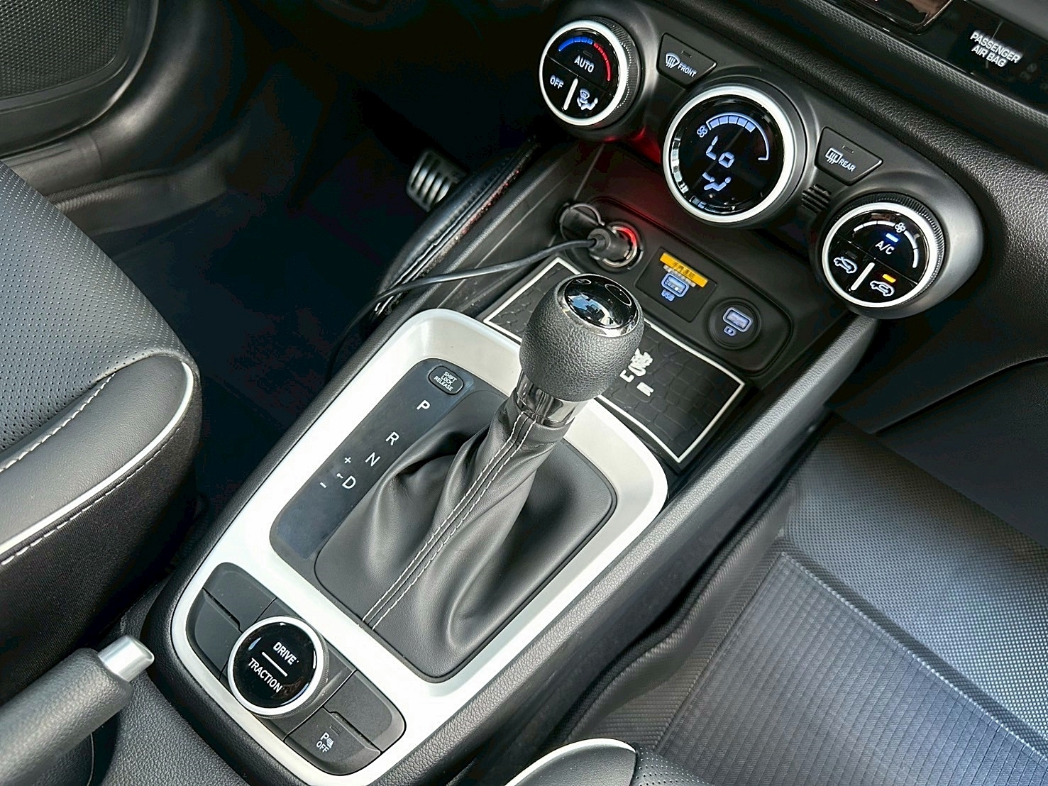 2023年 Hyundai Venue 1.6懷特黑B&W CVT 8速手自排 自然進氣 最頂級 跑四萬  第14張相片