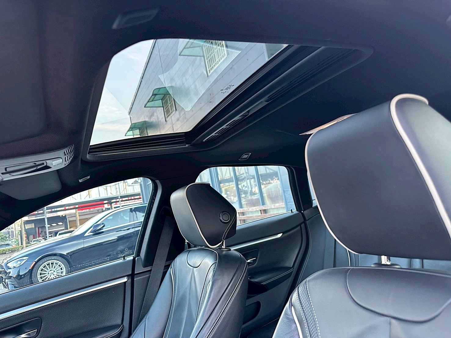 2014年 BMW 428i 2.0 Gran Coupe Modern Line 新車價276萬 8速手自排 渦輪增壓 LED日行燈  HID氙氣頭燈   第5張相片