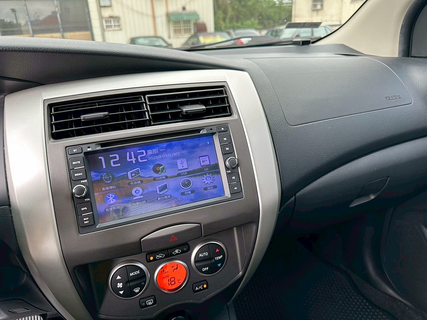 跑少 兩年保固 2016年 Nissan Livina 1.6豪華版 原廠保養 僅跑六萬 CVT無段變速 自然進氣  第12張相片