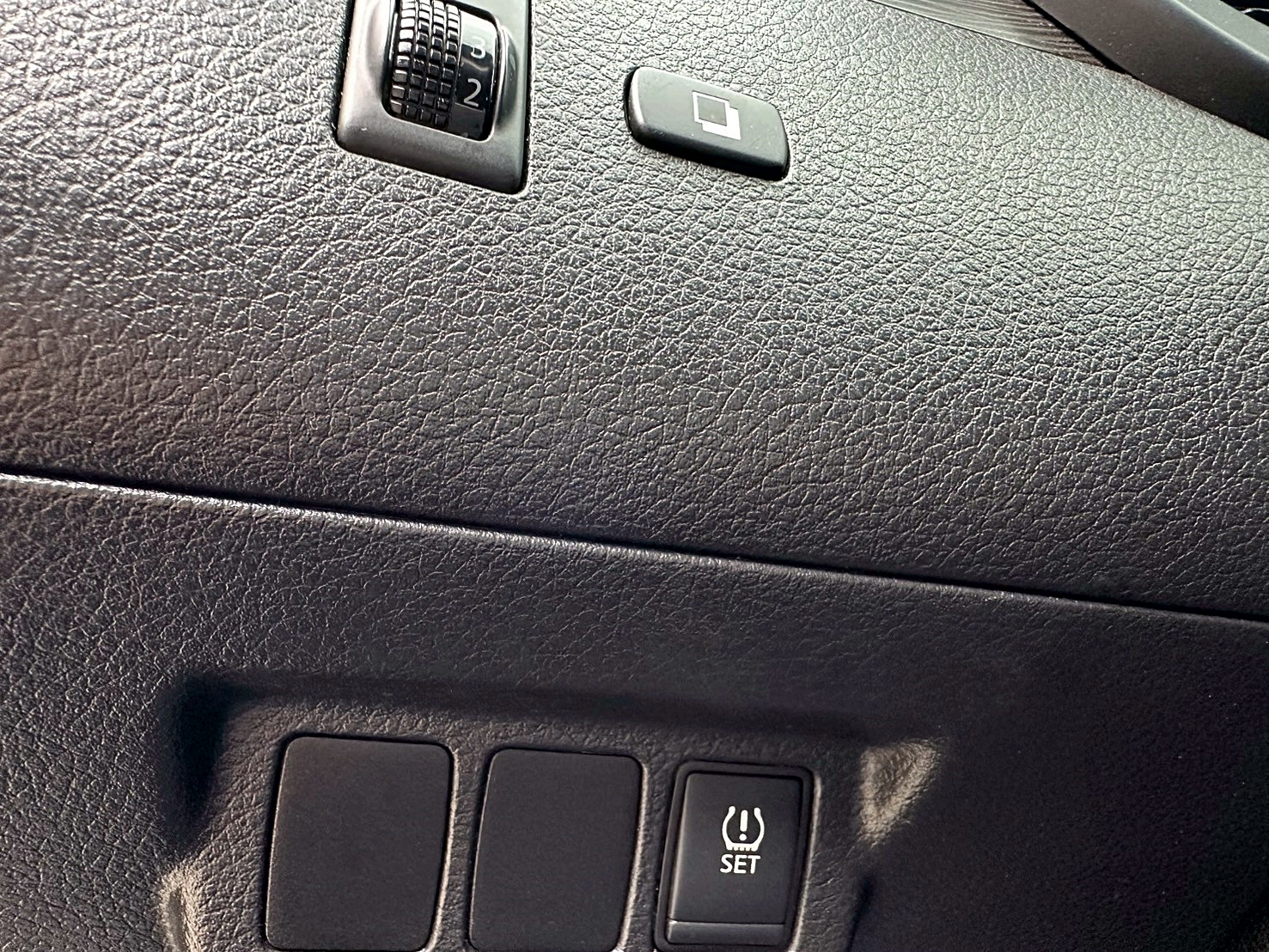 頂級 兩年保固 2016年 Nissan Tiida 5D 豪華影音版 CVT無段變速 自然進氣 電子式後視鏡 大螢幕安卓機 I-KEY免鑰匙啟動  第7張相片