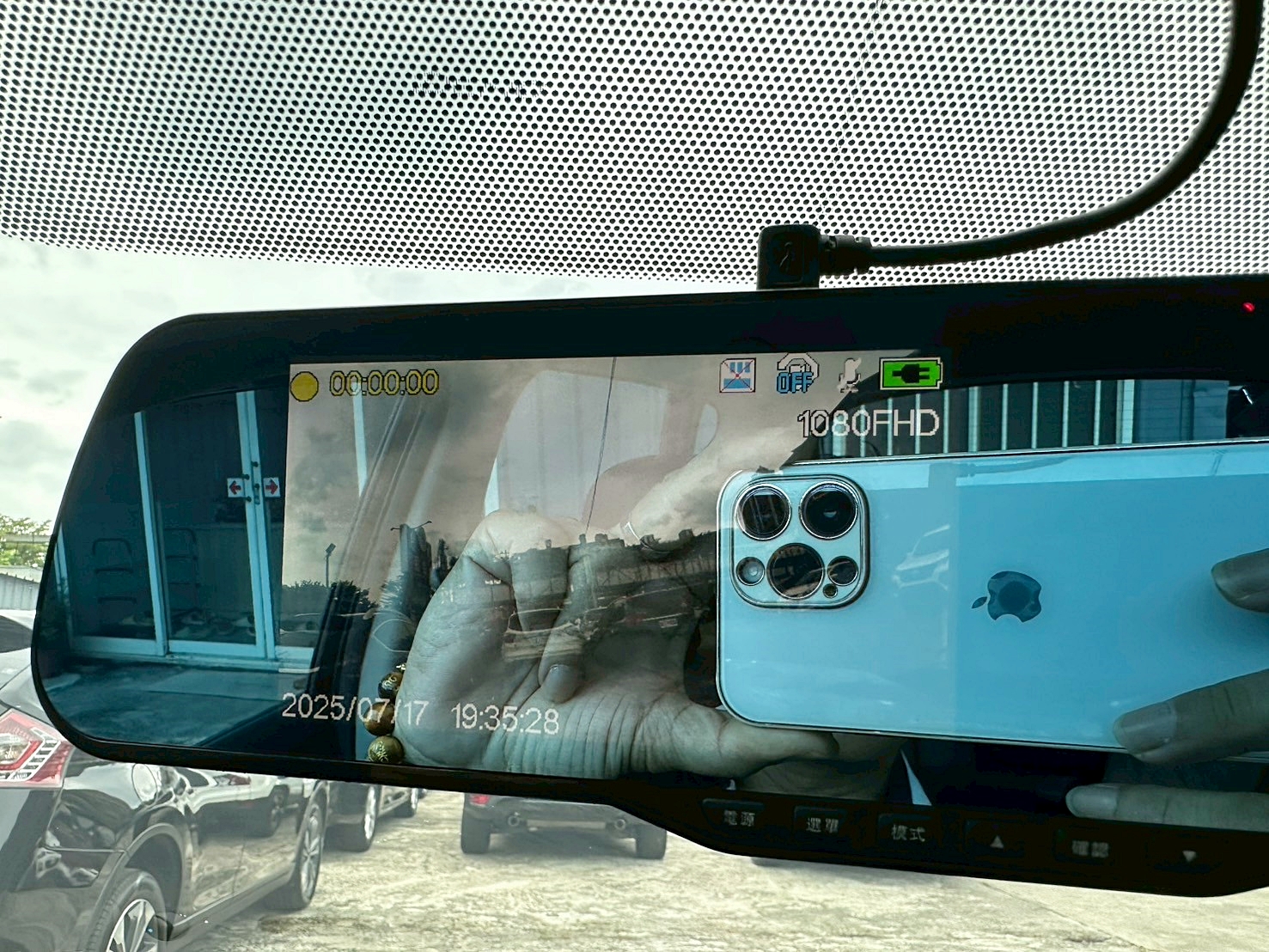 頂級 兩年保固 2016年 Nissan Tiida 5D 豪華影音版 CVT無段變速 自然進氣 電子式後視鏡 大螢幕安卓機 I-KEY免鑰匙啟動  第8張相片