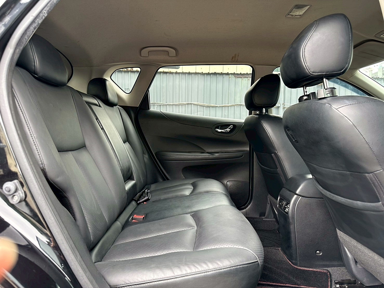 頂級 兩年保固 2016年 Nissan Tiida 5D 豪華影音版 CVT無段變速 自然進氣 電子式後視鏡 大螢幕安卓機 I-KEY免鑰匙啟動  第11張相片