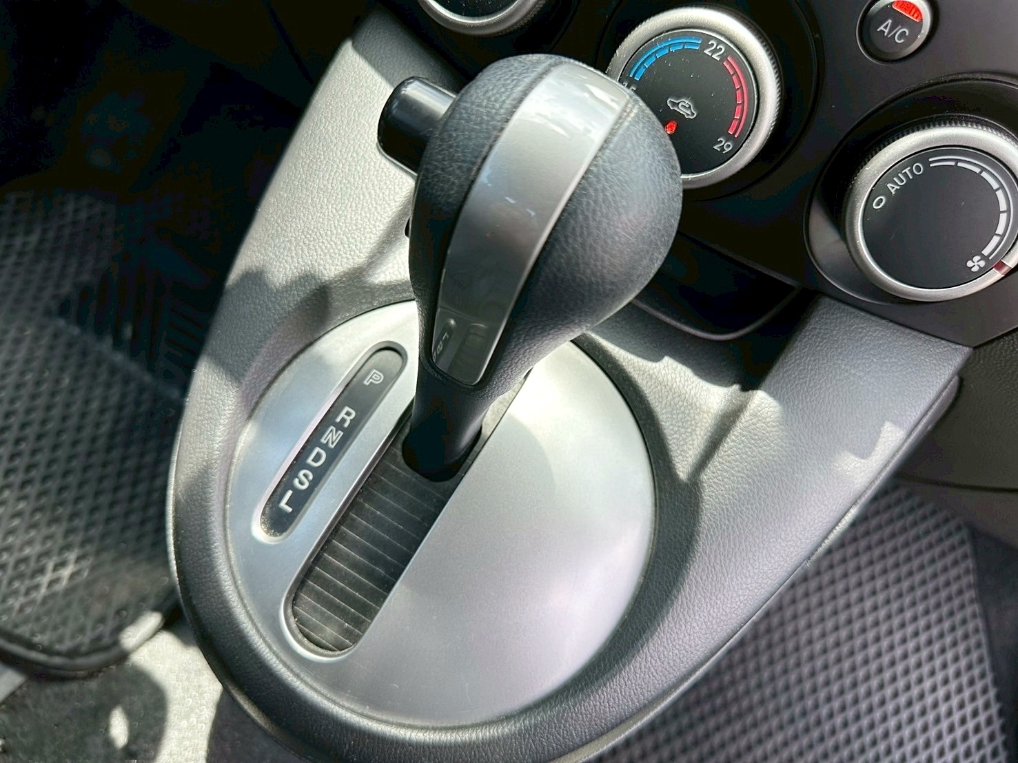 2013年 Mazda 2 1.5 頂級型 日本原裝進口 新車價70萬 僅跑十萬 一年僅跑八千公里  第16張相片