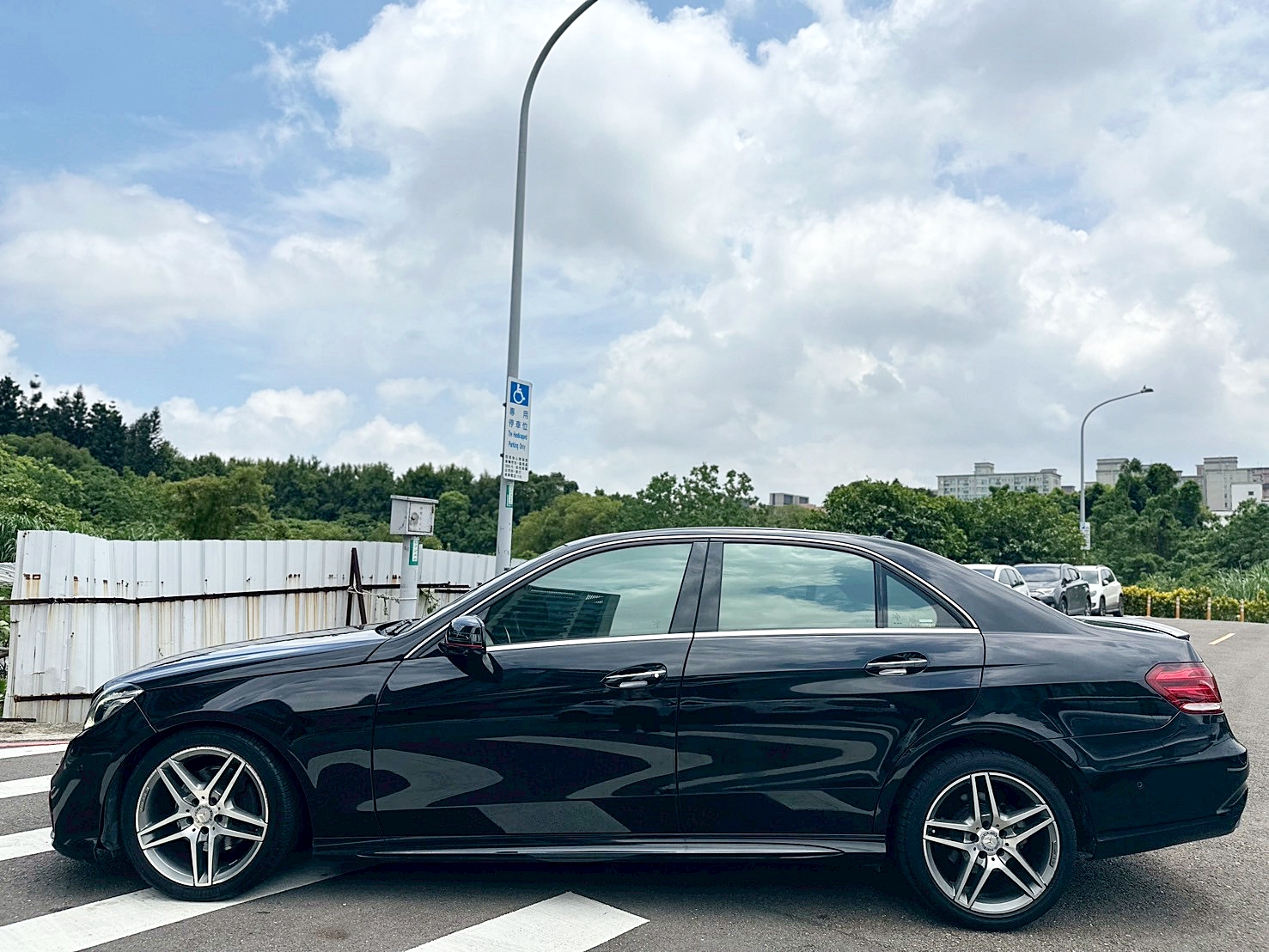 正AMG稀有釋出 2015年 Benz E250 Elegance AMG 2.0 新車價321萬 7速手自排 渦輪增壓 摸門 360環景影像  第3張相片