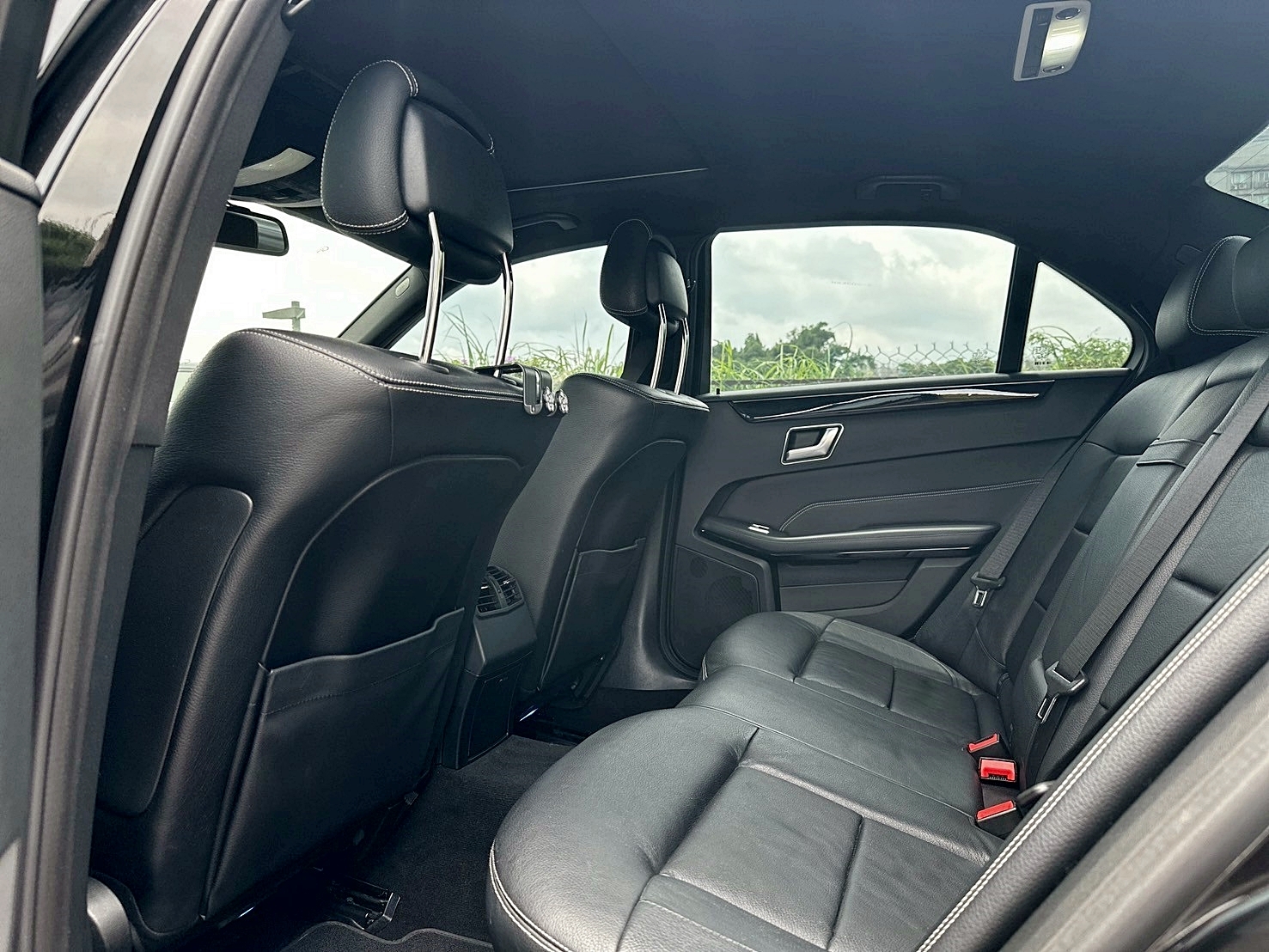 正AMG稀有釋出 2015年 Benz E250 Elegance AMG 2.0 新車價321萬 7速手自排 渦輪增壓 摸門 360環景影像  第13張相片