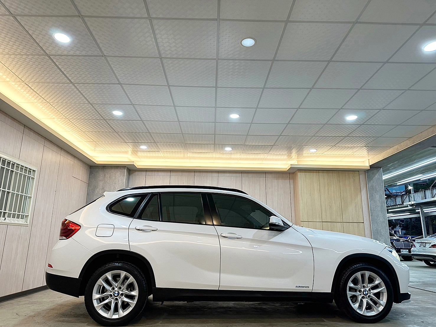 2015年 BMW X1 sDrive18i 新車價168萬 僅跑12萬 6速手自排 自然進氣 大螢幕安卓機  第3張相片