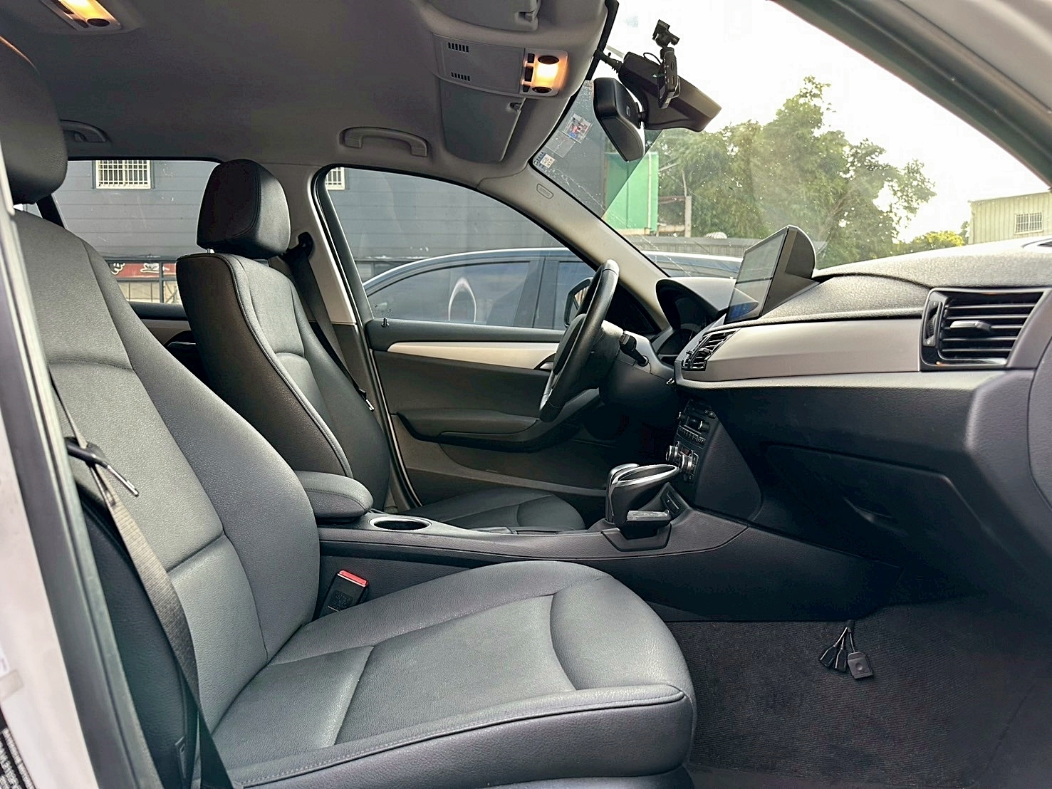 2015年 BMW X1 sDrive18i 新車價168萬 僅跑12萬 6速手自排 自然進氣 大螢幕安卓機  第4張相片