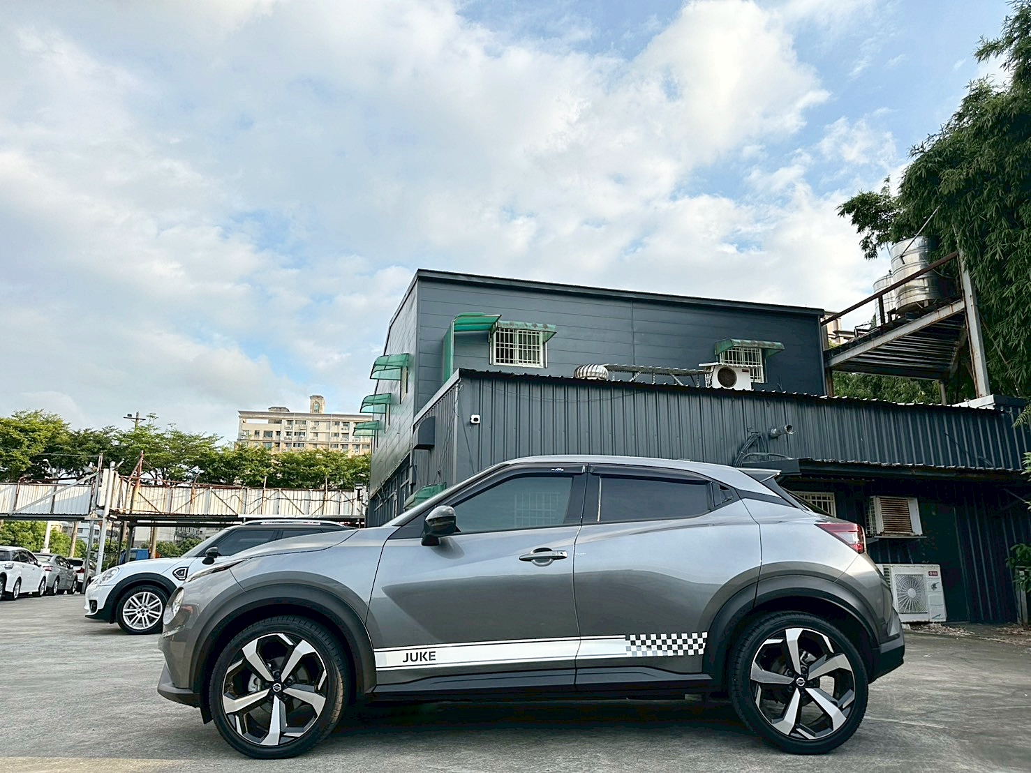 頂級 BOSE音響 2021年 Nissan Juke 1.0駕趣享樂版 新車價99萬 原廠保養 僅跑八萬 雙離合器7速自手排 渦輪增壓  第1張相片