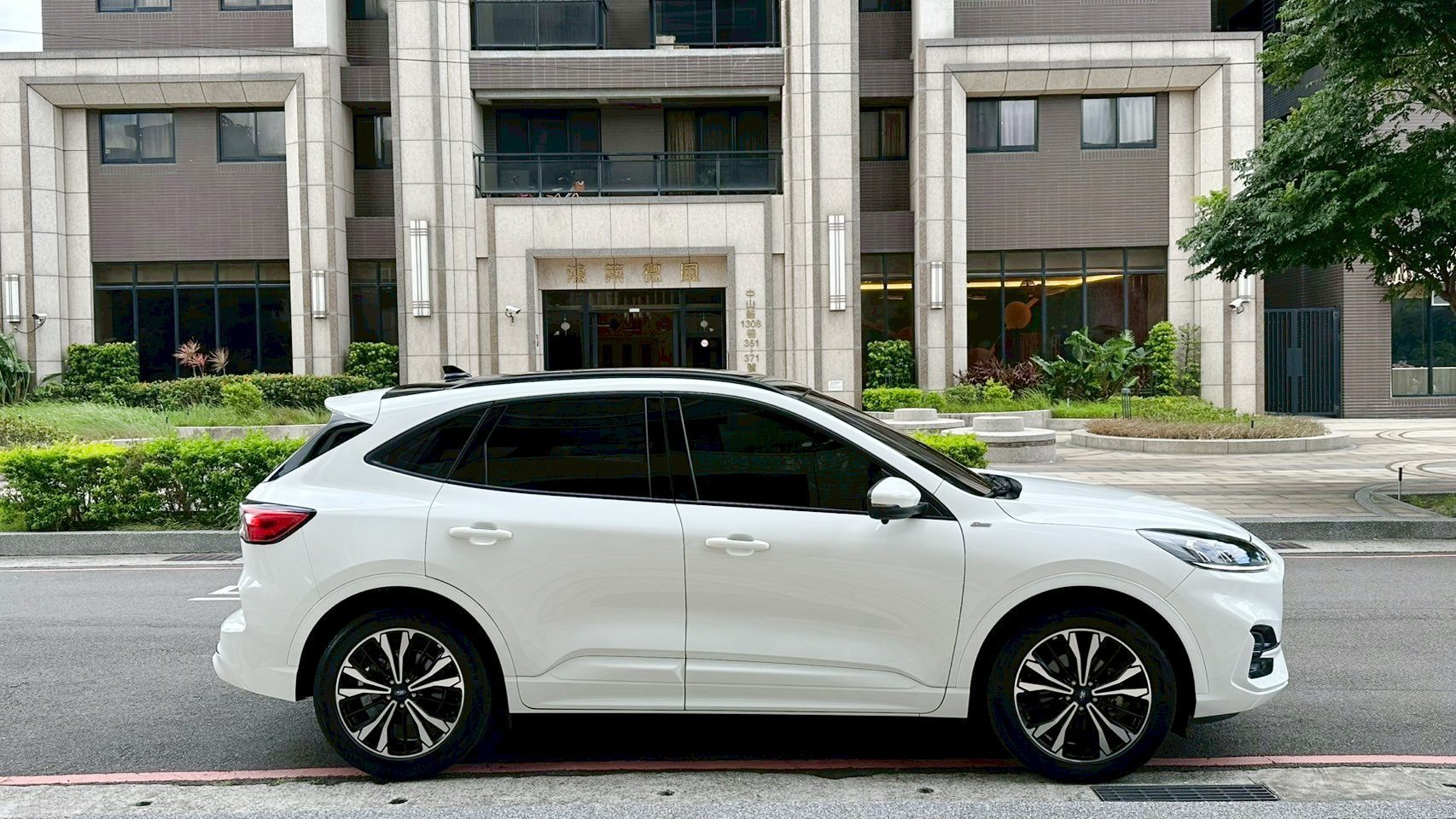 最頂級 稀有釋出 2020年 Ford KugaEcoBoost 250 AWD ST-Line 新車價120萬  8速手自排 渦輪增壓 僅跑八萬 四輪驅動  第2張相片