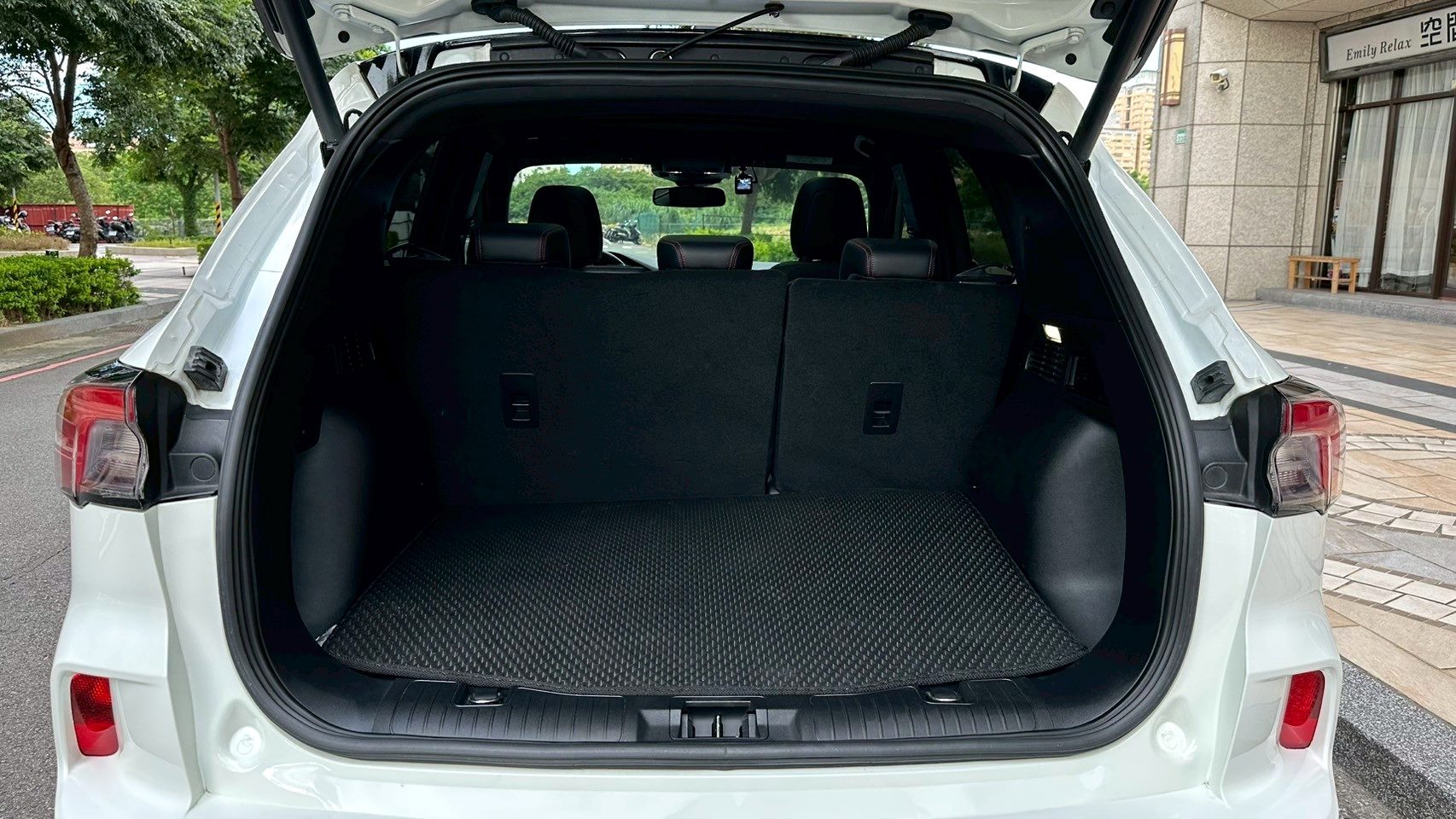 最頂級 稀有釋出 2020年 Ford KugaEcoBoost 250 AWD ST-Line 新車價120萬  8速手自排 渦輪增壓 僅跑八萬 四輪驅動  第18張相片