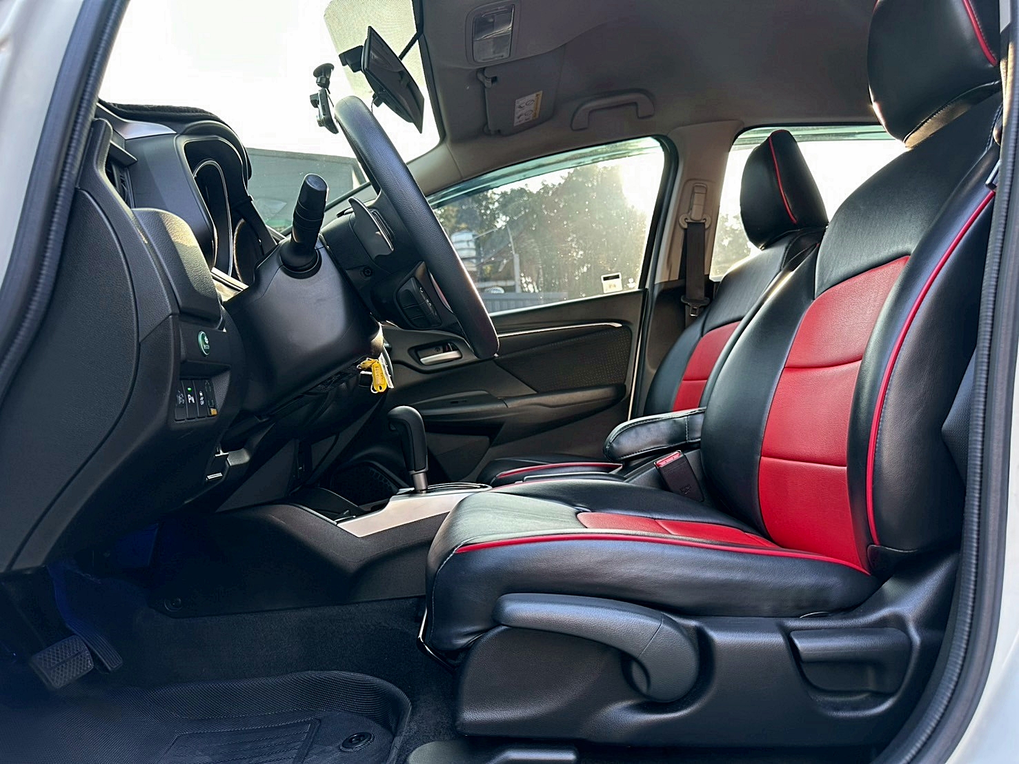 車庫車 跑少 兩年保固 2015年 Honda Fit 1.5 S 新車價近70萬 僅跑9萬 CVT 7速手自排 自然進氣  第4張相片