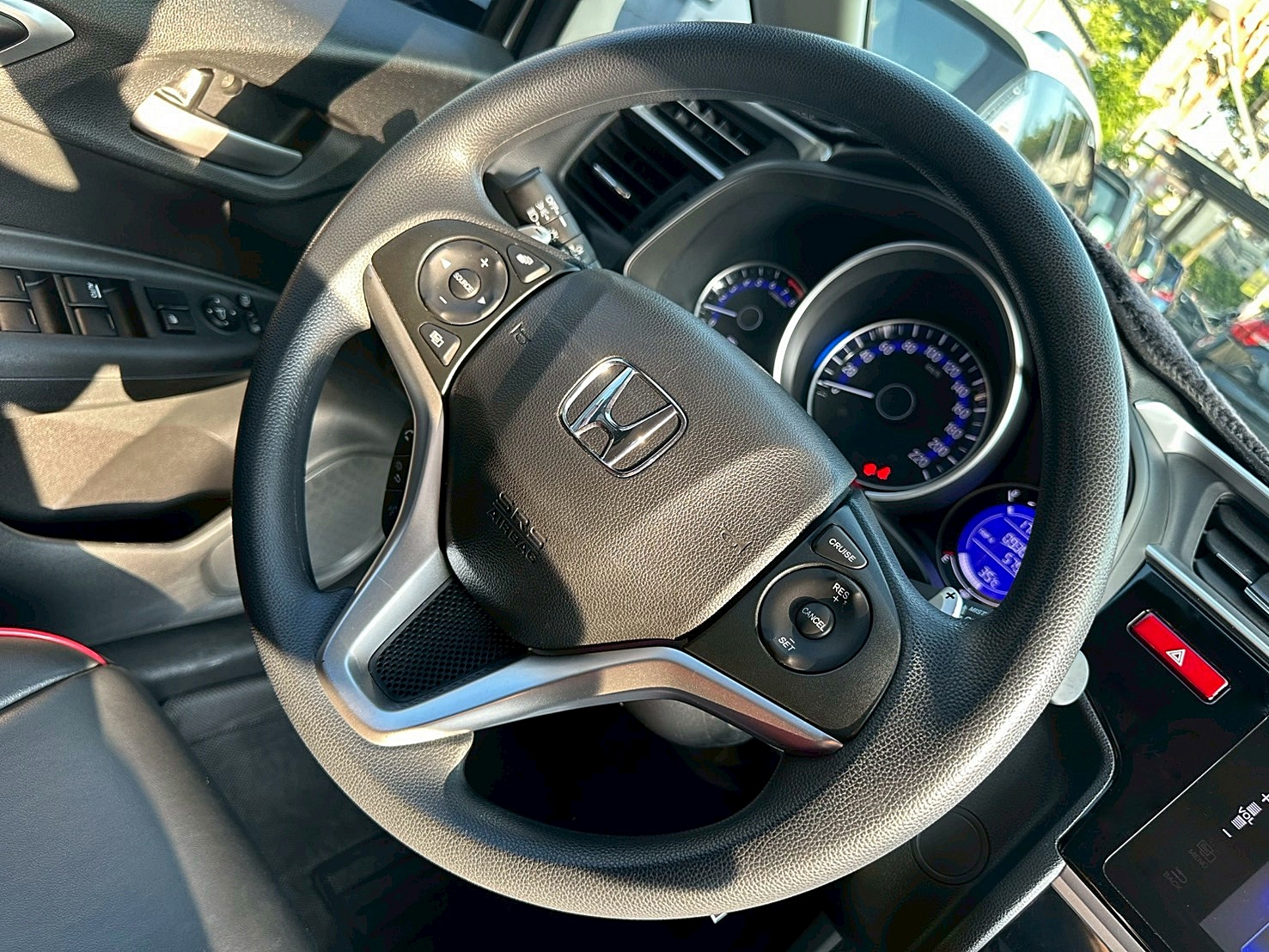 車庫車 跑少 兩年保固 2015年 Honda Fit 1.5 S 新車價近70萬 僅跑9萬 CVT 7速手自排 自然進氣  第6張相片