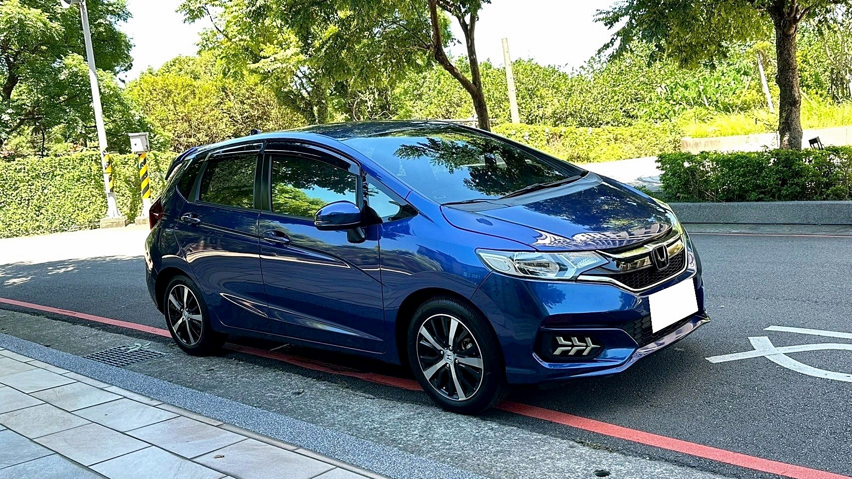 2021年 Honda Fit 1.5 S 新車價近70萬 僅跑六萬 CVT 7速手自排 自然進氣 S版空力套件 箭矢式燈條 Akrapovič雙出尾管 16吋雙色切削鋁圈  第1張相片