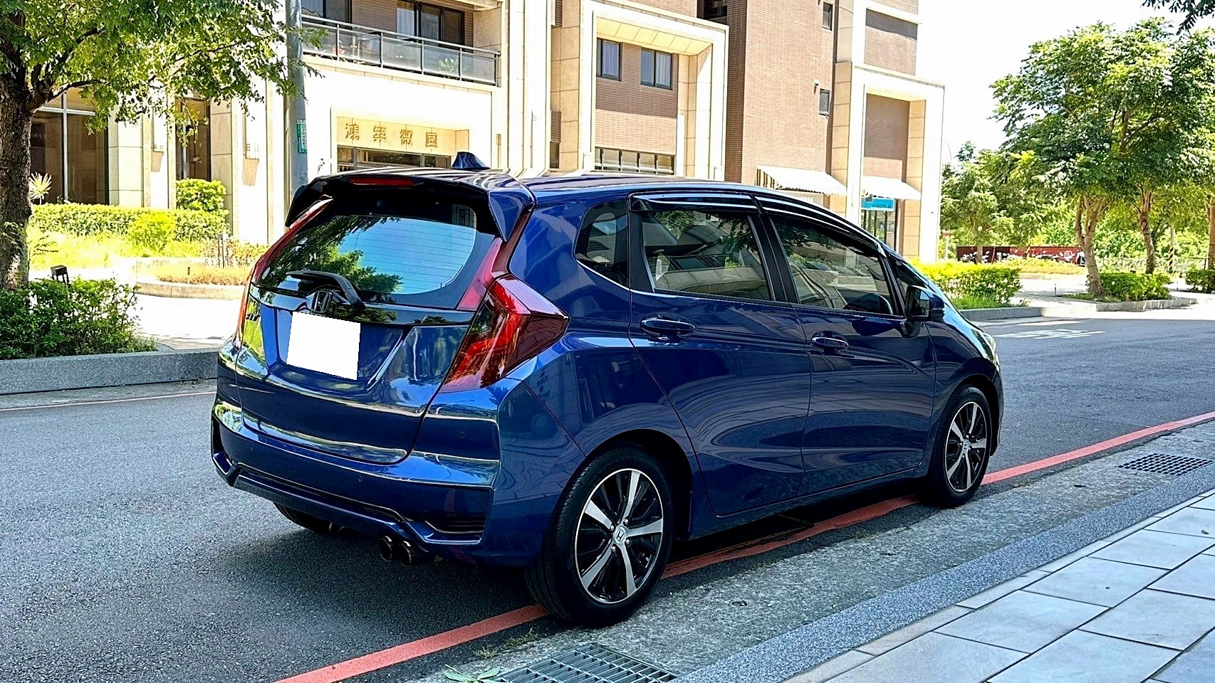 2021年 Honda Fit 1.5 S 新車價近70萬 僅跑六萬 CVT 7速手自排 自然進氣 S版空力套件 箭矢式燈條 Akrapovič雙出尾管 16吋雙色切削鋁圈  第10張相片