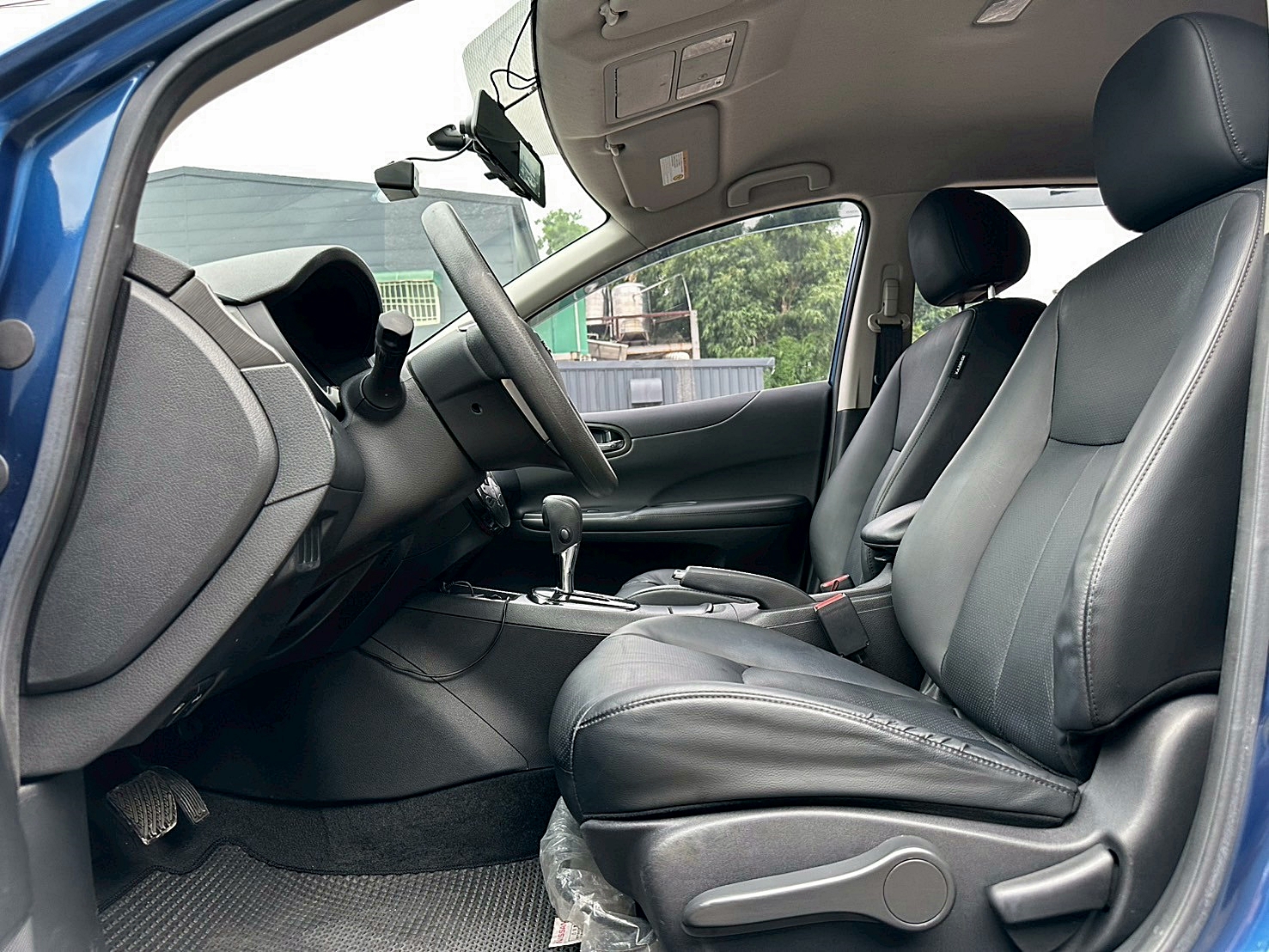 頂級 跑少 兩年保固 2015年 Nissan Tiida 5D 豪華影音版 CVT無段變速 自然進氣 新車價73萬 僅跑八萬  第4張相片