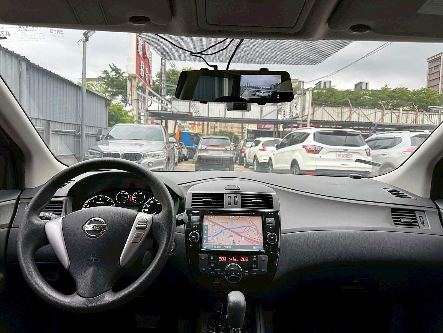 頂級 跑少 兩年保固 2015年 Nissan Tiida 5D 豪華影音版 CVT無段變速 自然進氣 新車價73萬 僅跑八萬  第5張相片