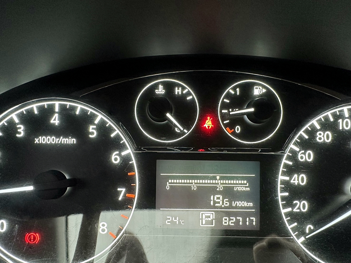 頂級 跑少 兩年保固 2015年 Nissan Tiida 5D 豪華影音版 CVT無段變速 自然進氣 新車價73萬 僅跑八萬  第7張相片