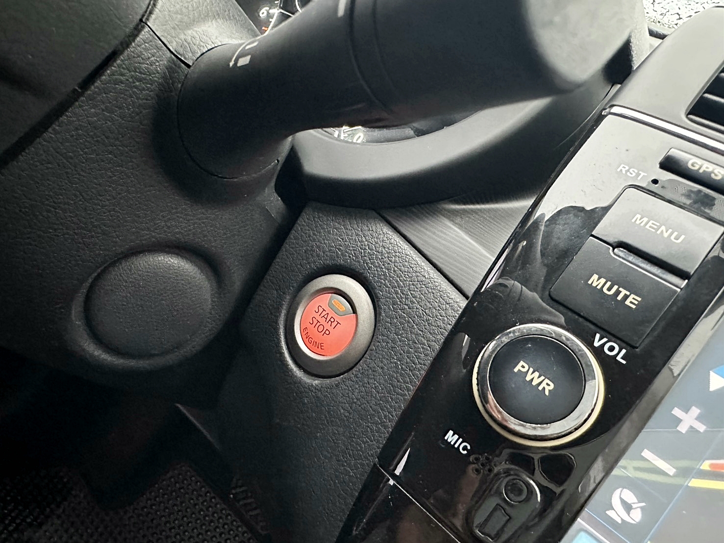 頂級 跑少 兩年保固 2015年 Nissan Tiida 5D 豪華影音版 CVT無段變速 自然進氣 新車價73萬 僅跑八萬  第8張相片