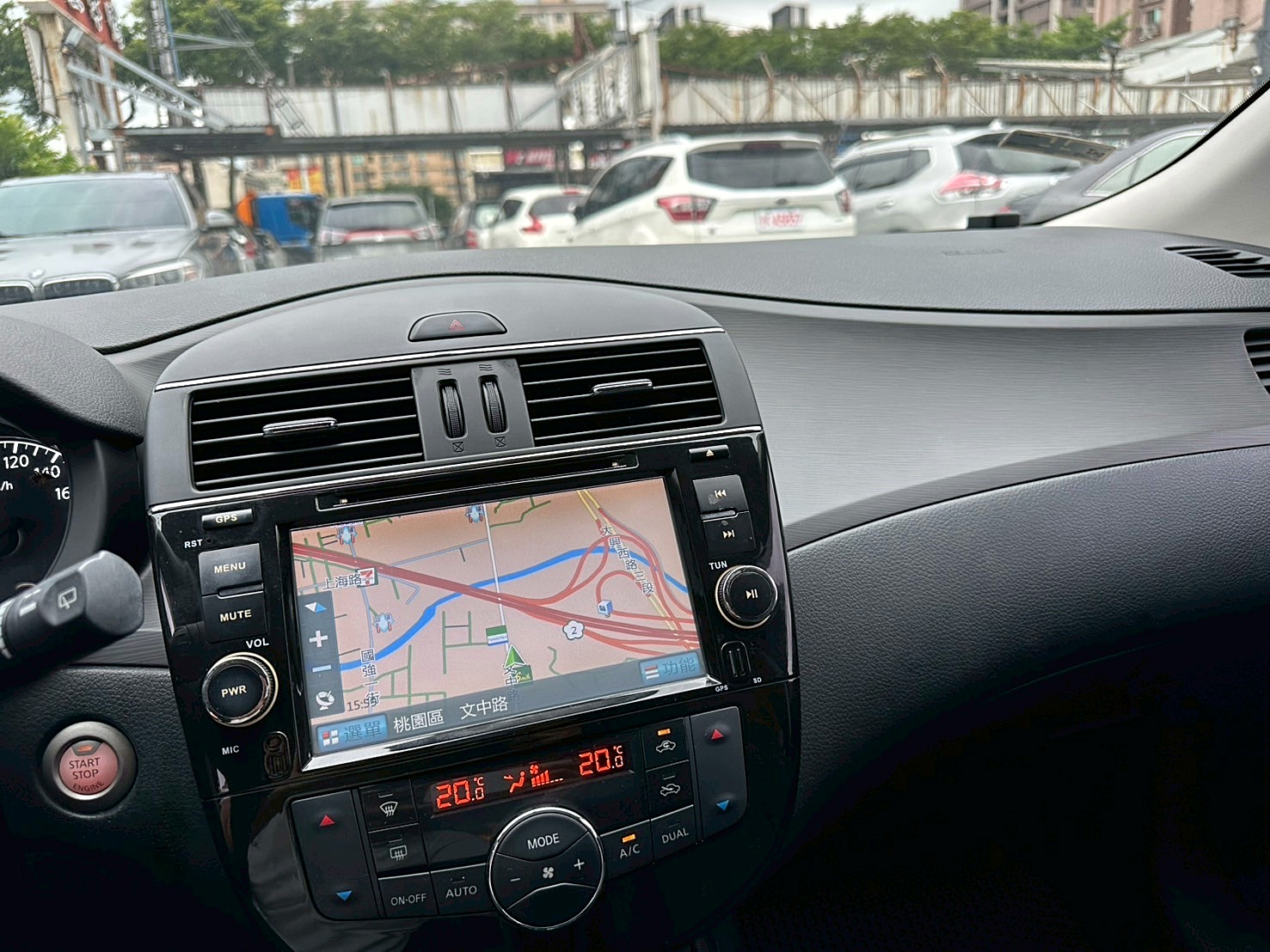 頂級 跑少 兩年保固 2015年 Nissan Tiida 5D 豪華影音版 CVT無段變速 自然進氣 新車價73萬 僅跑八萬  第10張相片