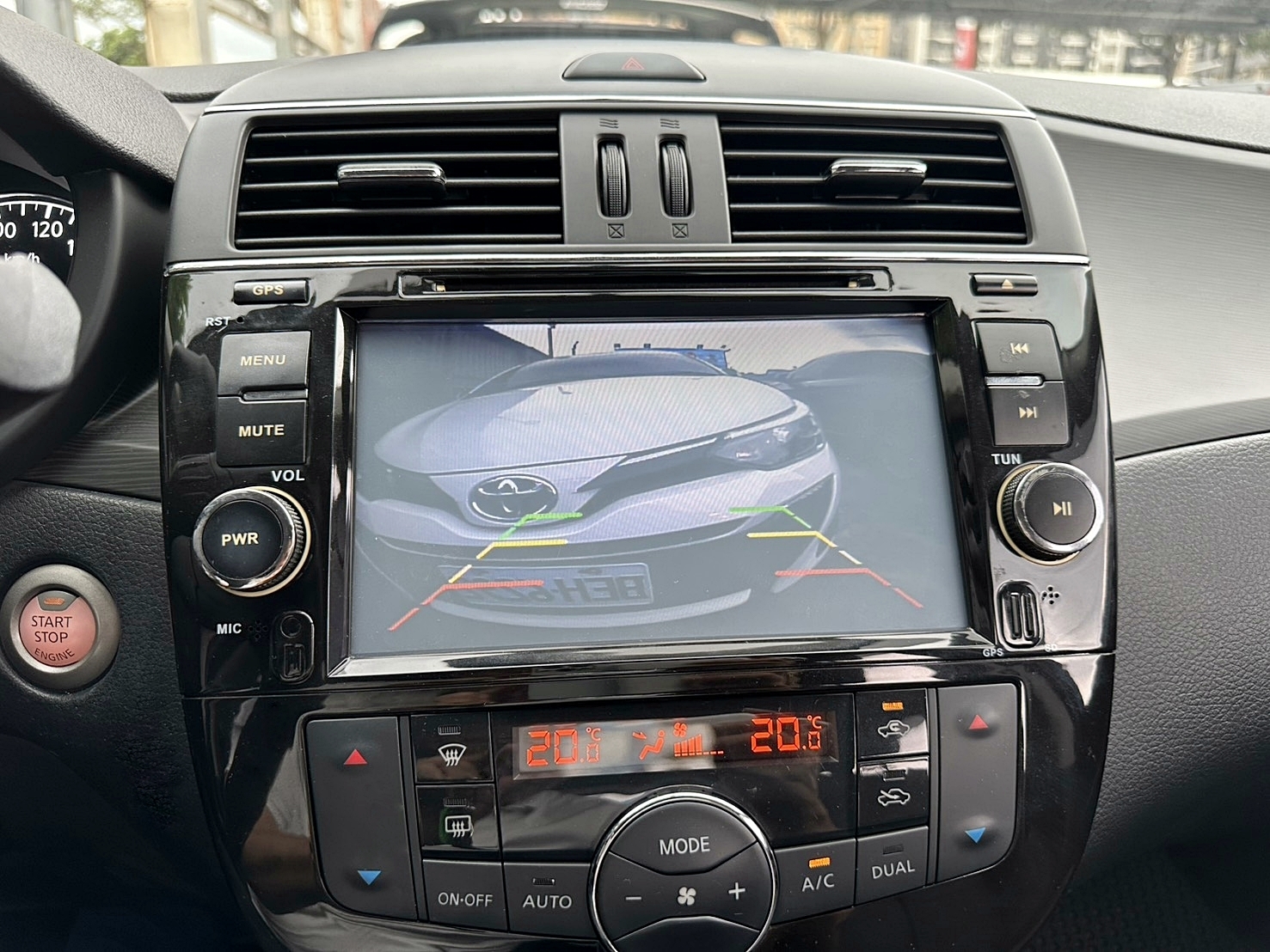 頂級 跑少 兩年保固 2015年 Nissan Tiida 5D 豪華影音版 CVT無段變速 自然進氣 新車價73萬 僅跑八萬  第11張相片