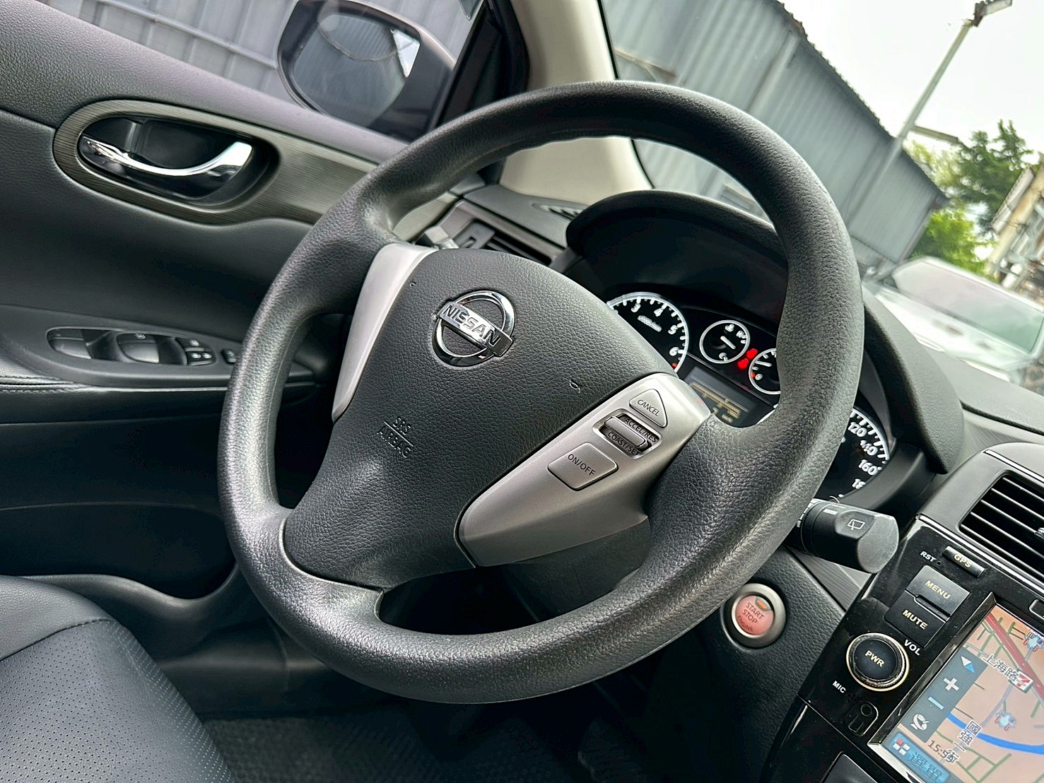 頂級 跑少 兩年保固 2015年 Nissan Tiida 5D 豪華影音版 CVT無段變速 自然進氣 新車價73萬 僅跑八萬  第12張相片