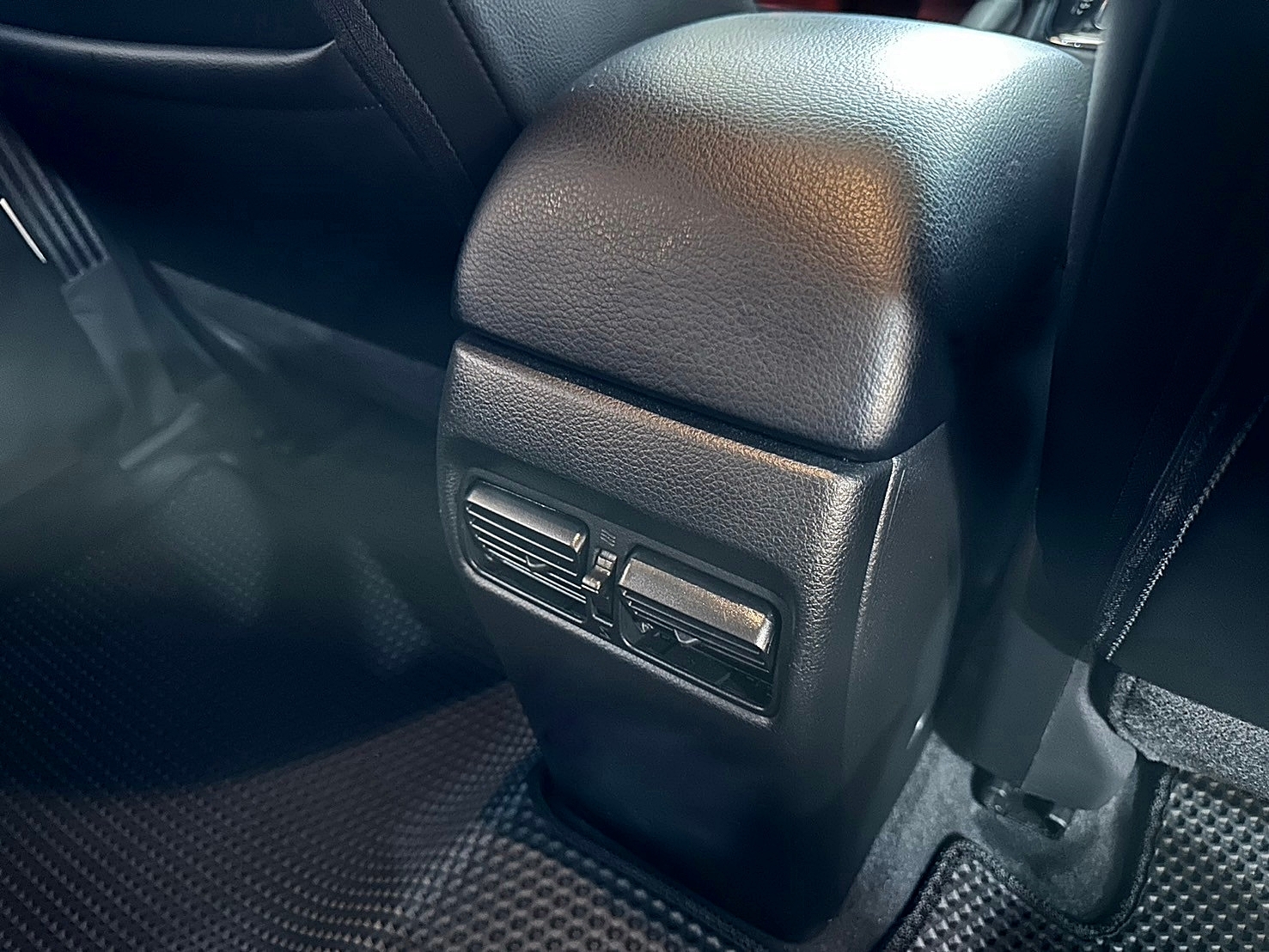 頂級 跑少 兩年保固 2015年 Nissan Tiida 5D 豪華影音版 CVT無段變速 自然進氣 新車價73萬 僅跑八萬  第14張相片