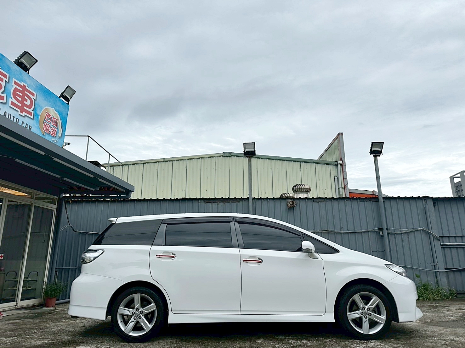 跑少 車庫車 2016年 Toyota Wish 2.0尊爵 CVT 7速手自排 僅跑13萬 新車價86萬 大螢幕安卓機  第3張相片