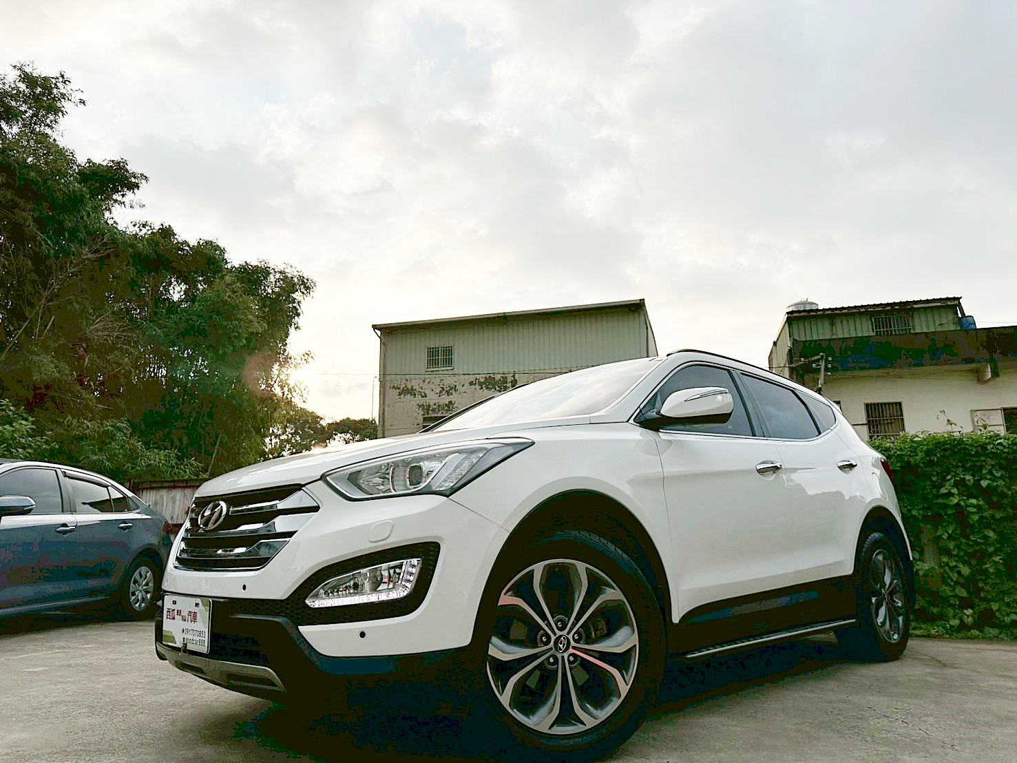 2014年 Hyundai Santa Fe 2.2皇家款 最頂級 新車價130萬 四輪傳動 6速手自排 渦輪增壓  全年度稅金不用一萬五 雙前座電熱椅 自動停車系統   第1張相片