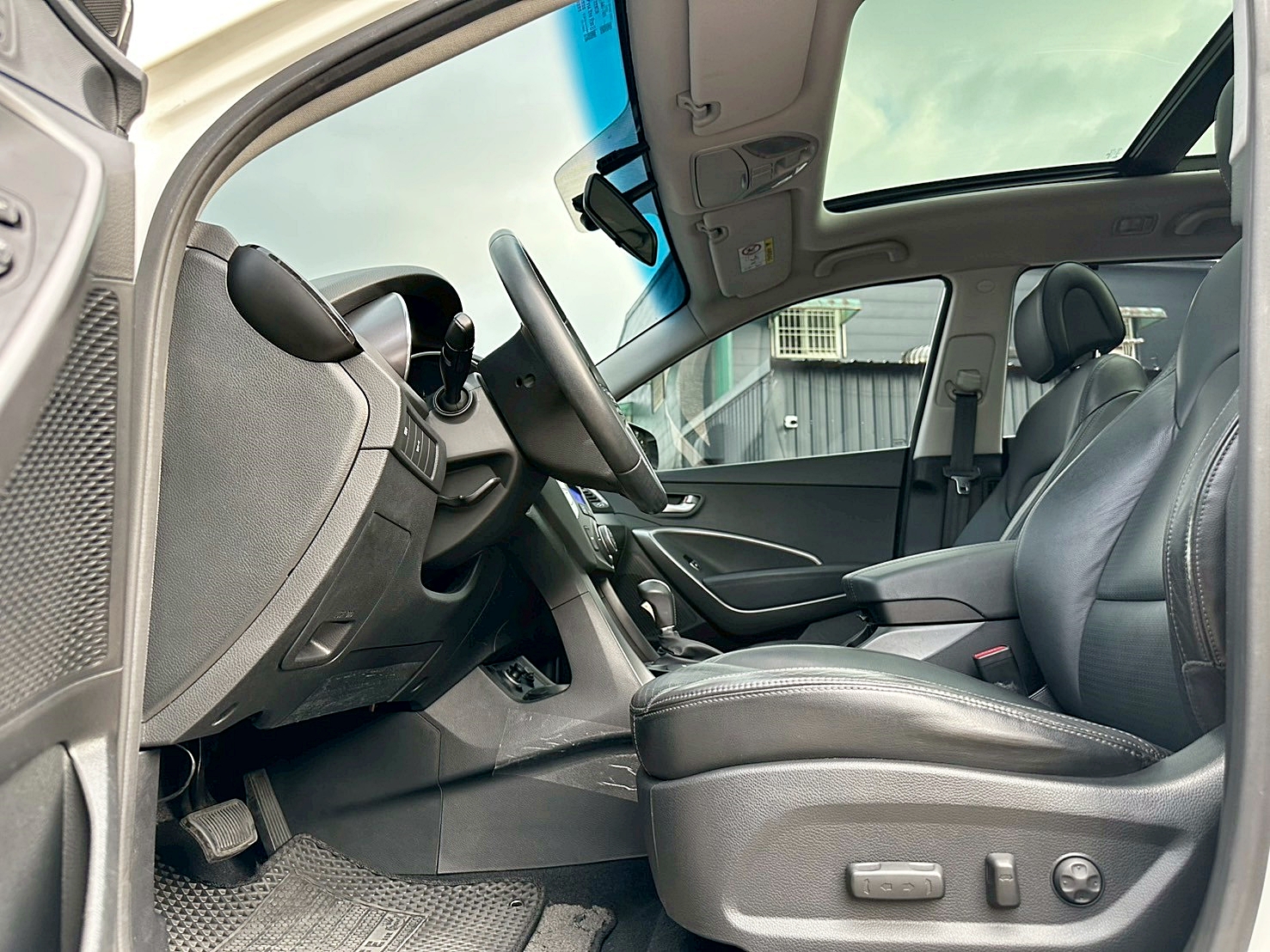 2014年 Hyundai Santa Fe 2.2皇家款 最頂級 新車價130萬 四輪傳動 6速手自排 渦輪增壓  全年度稅金不用一萬五 雙前座電熱椅 自動停車系統   第3張相片