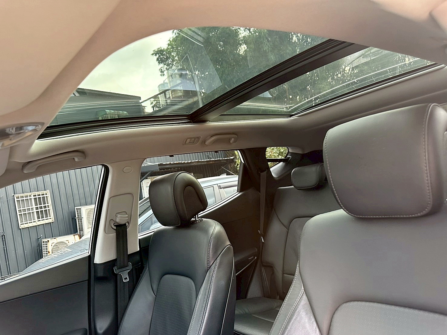 2014年 Hyundai Santa Fe 2.2皇家款 最頂級 新車價130萬 四輪傳動 6速手自排 渦輪增壓  全年度稅金不用一萬五 雙前座電熱椅 自動停車系統   第4張相片