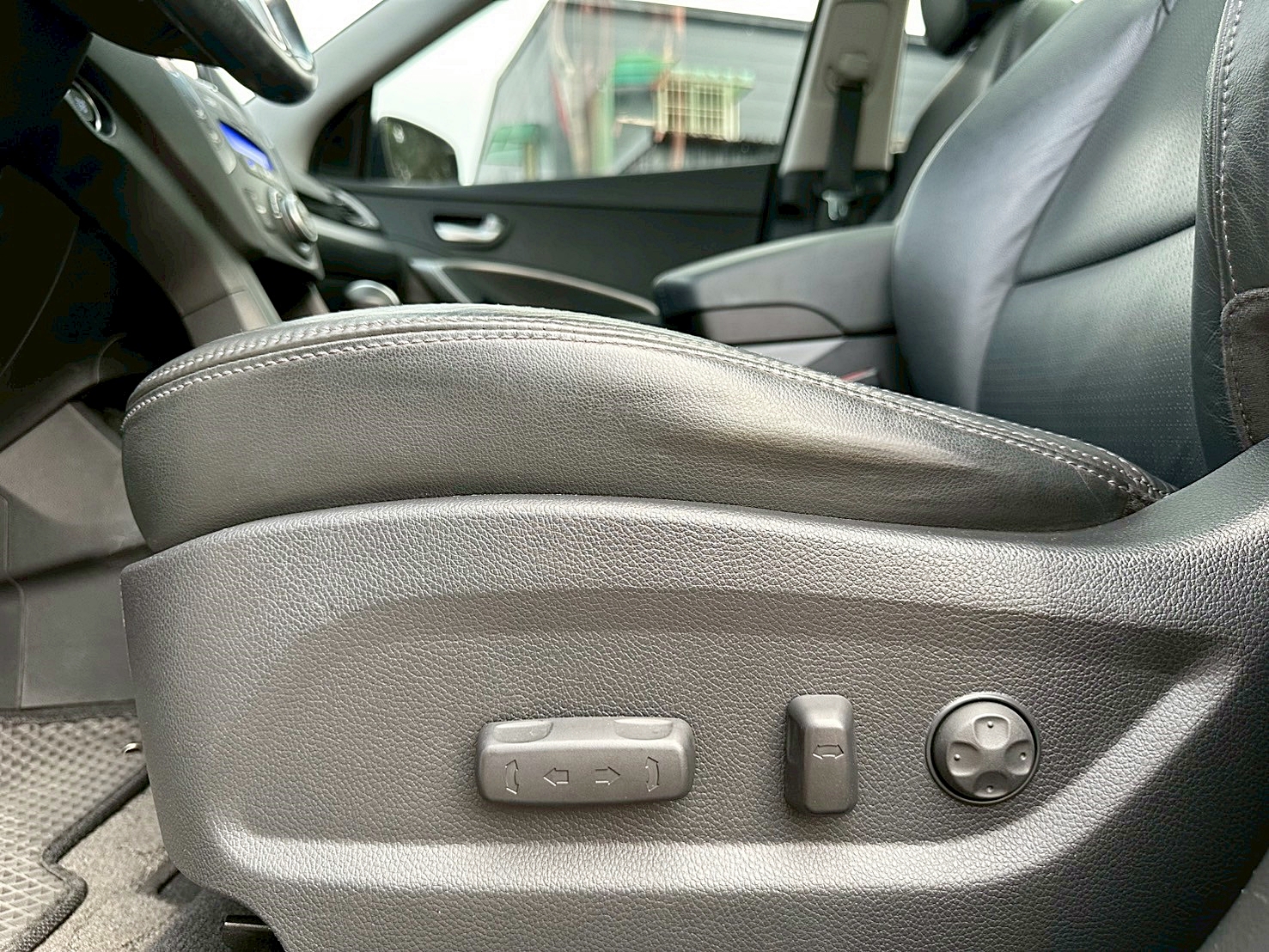 2014年 Hyundai Santa Fe 2.2皇家款 最頂級 新車價130萬 四輪傳動 6速手自排 渦輪增壓  全年度稅金不用一萬五 雙前座電熱椅 自動停車系統   第6張相片