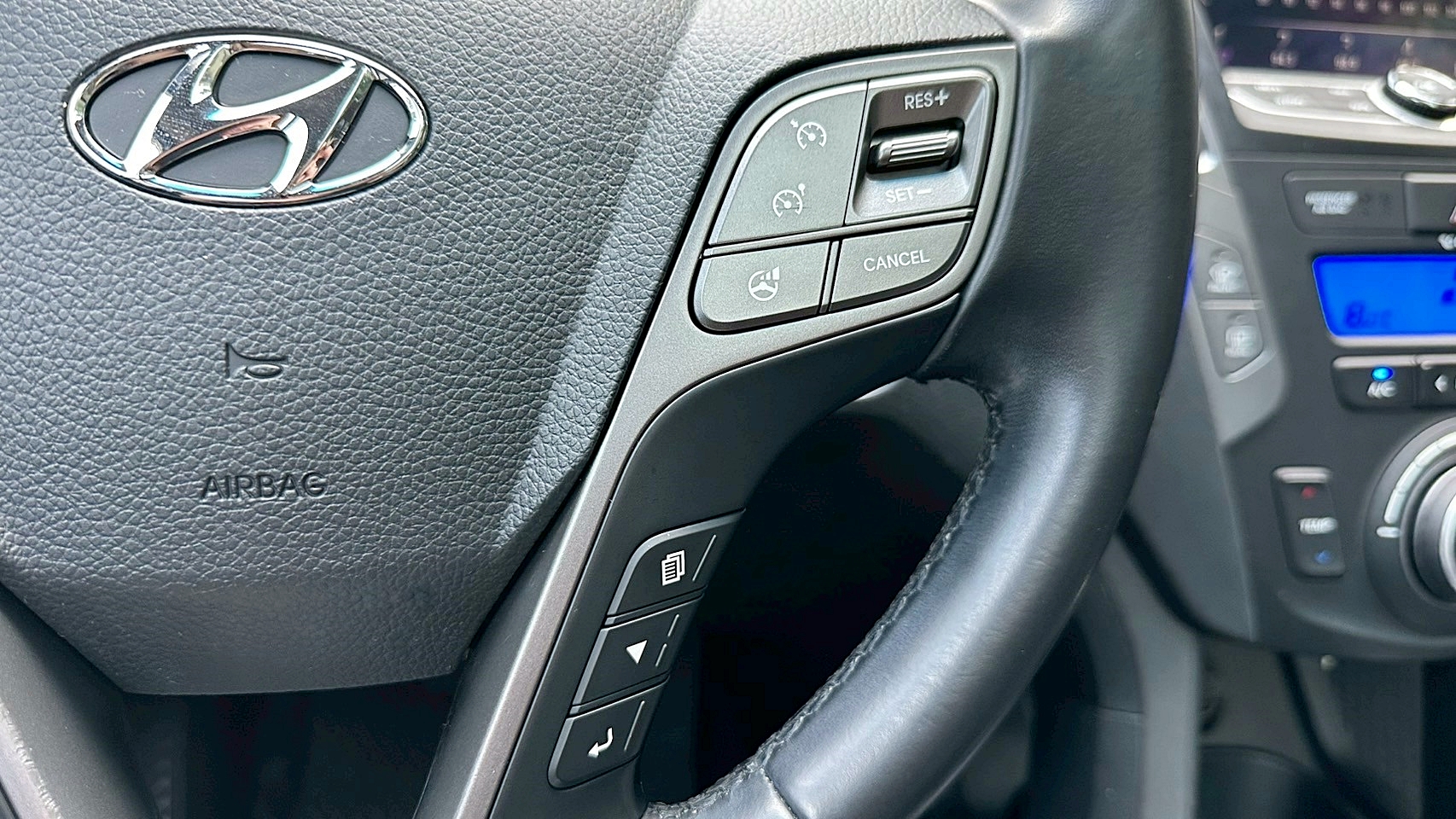 2014年 Hyundai Santa Fe 2.2皇家款 最頂級 新車價130萬 四輪傳動 6速手自排 渦輪增壓  全年度稅金不用一萬五 雙前座電熱椅 自動停車系統   第8張相片