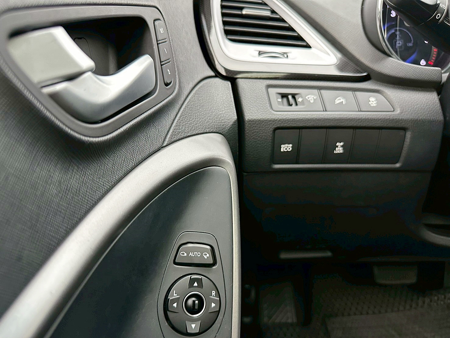 2014年 Hyundai Santa Fe 2.2皇家款 最頂級 新車價130萬 四輪傳動 6速手自排 渦輪增壓  全年度稅金不用一萬五 雙前座電熱椅 自動停車系統   第10張相片