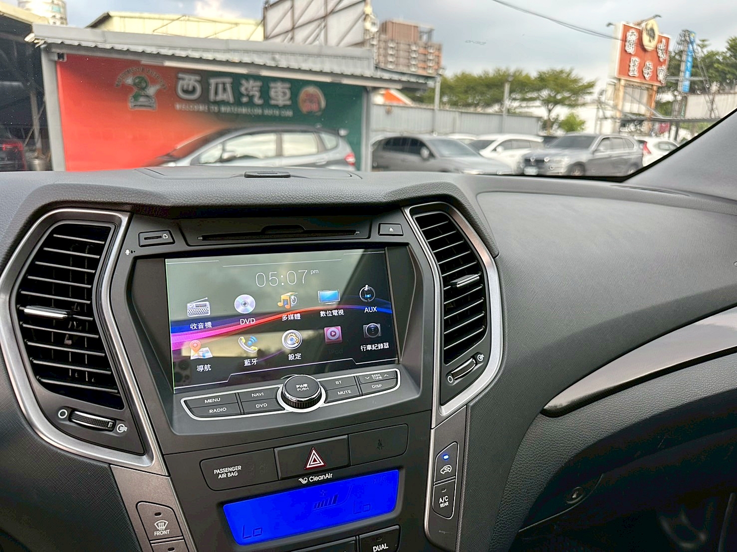 2014年 Hyundai Santa Fe 2.2皇家款 最頂級 新車價130萬 四輪傳動 6速手自排 渦輪增壓  全年度稅金不用一萬五 雙前座電熱椅 自動停車系統   第12張相片