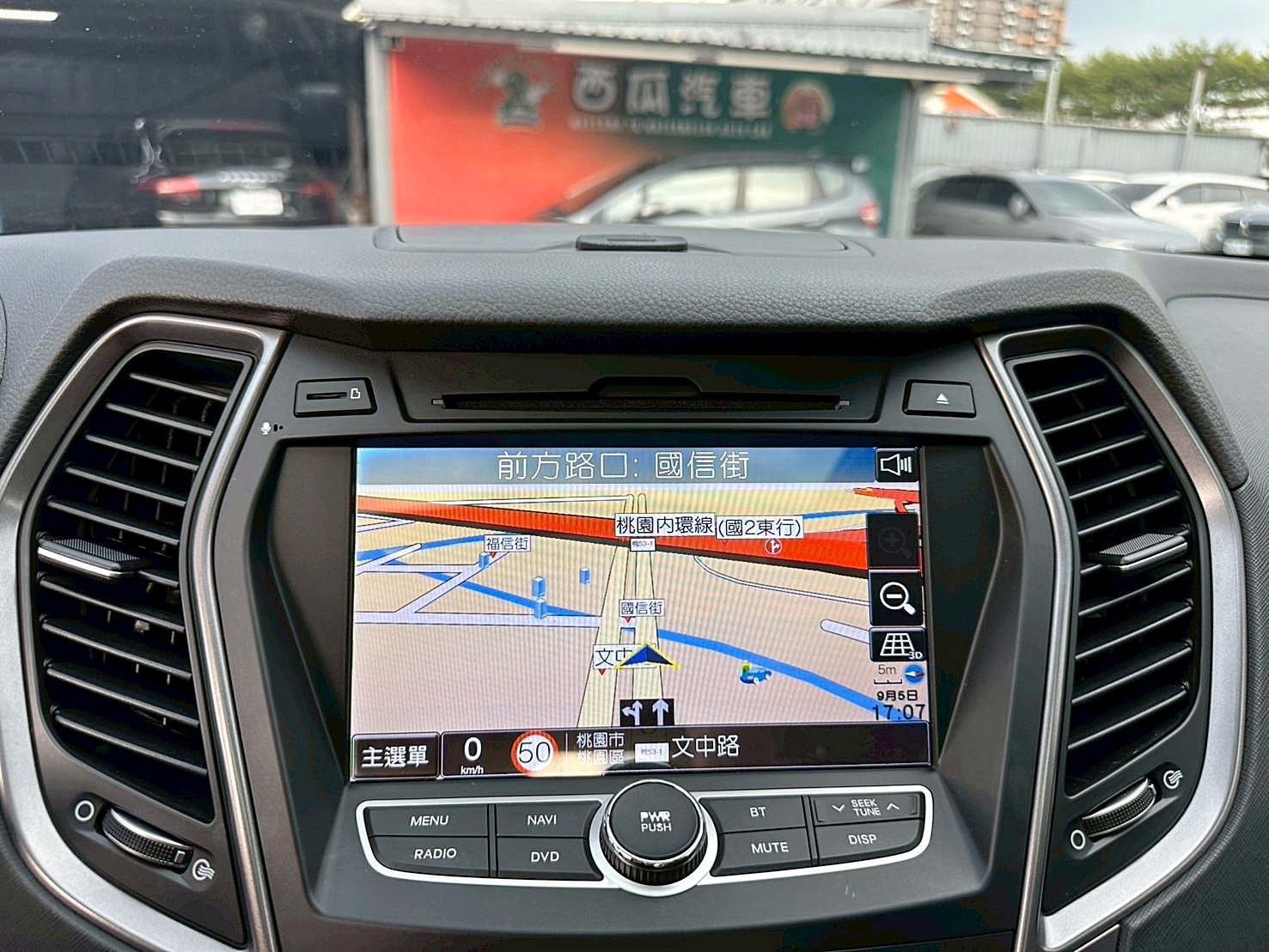 2014年 Hyundai Santa Fe 2.2皇家款 最頂級 新車價130萬 四輪傳動 6速手自排 渦輪增壓  全年度稅金不用一萬五 雙前座電熱椅 自動停車系統   第14張相片