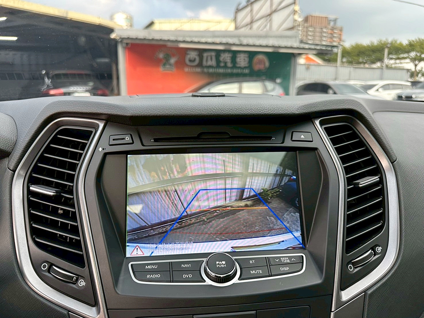 2014年 Hyundai Santa Fe 2.2皇家款 最頂級 新車價130萬 四輪傳動 6速手自排 渦輪增壓  全年度稅金不用一萬五 雙前座電熱椅 自動停車系統   第15張相片