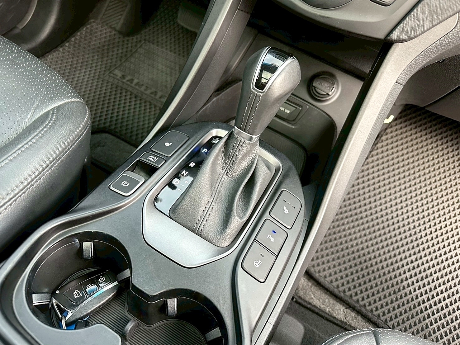 2014年 Hyundai Santa Fe 2.2皇家款 最頂級 新車價130萬 四輪傳動 6速手自排 渦輪增壓  全年度稅金不用一萬五 雙前座電熱椅 自動停車系統   第16張相片